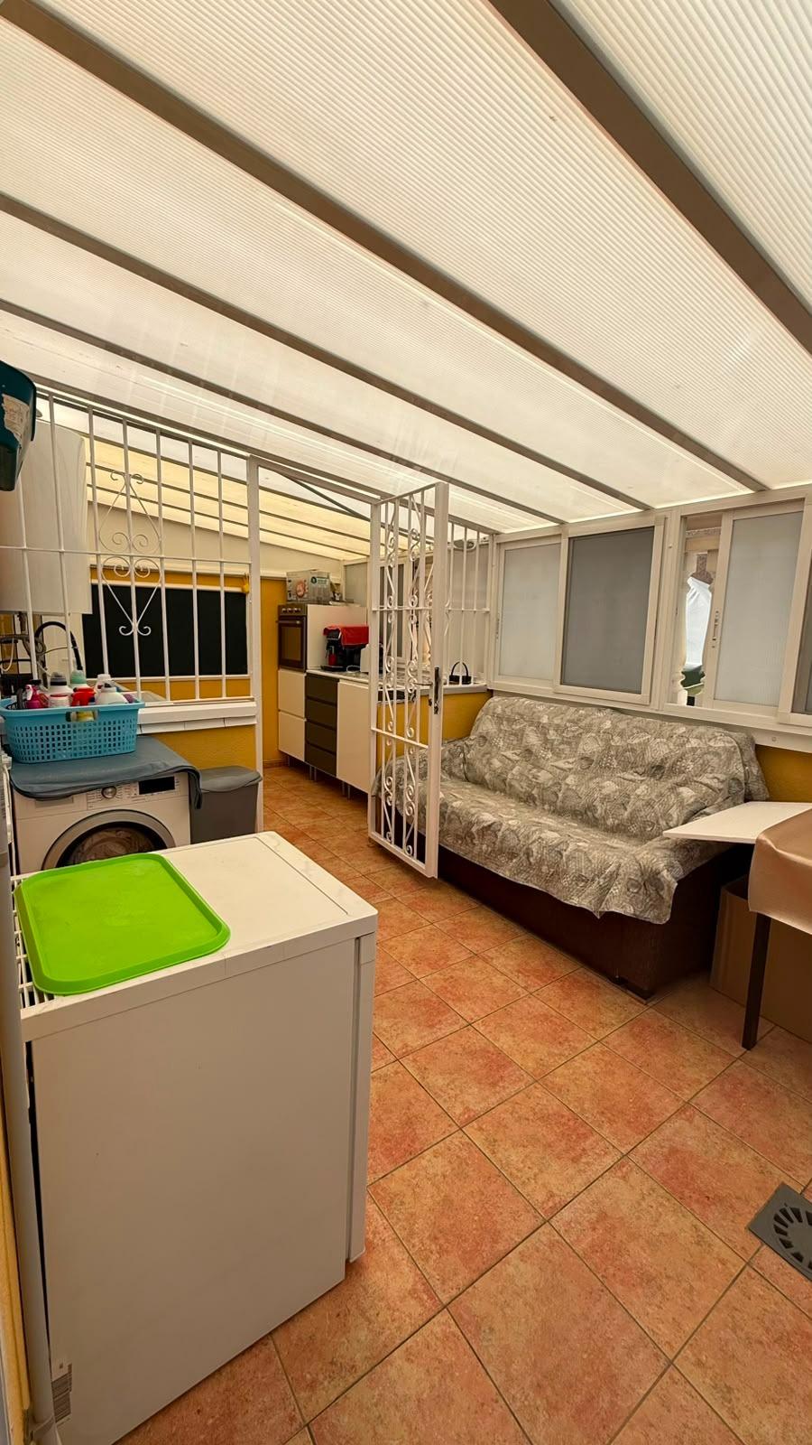 Bungalow en La Mata: ¡Playa a 150m y parking privado!, Bungalow en La Mata, Torrevieja, a 150m de la playa. 3 dorm, 1 baño, parcela con parking. Amueblado, listo para entrar. ¡Tu sueño mediterráneo por 264.000€!