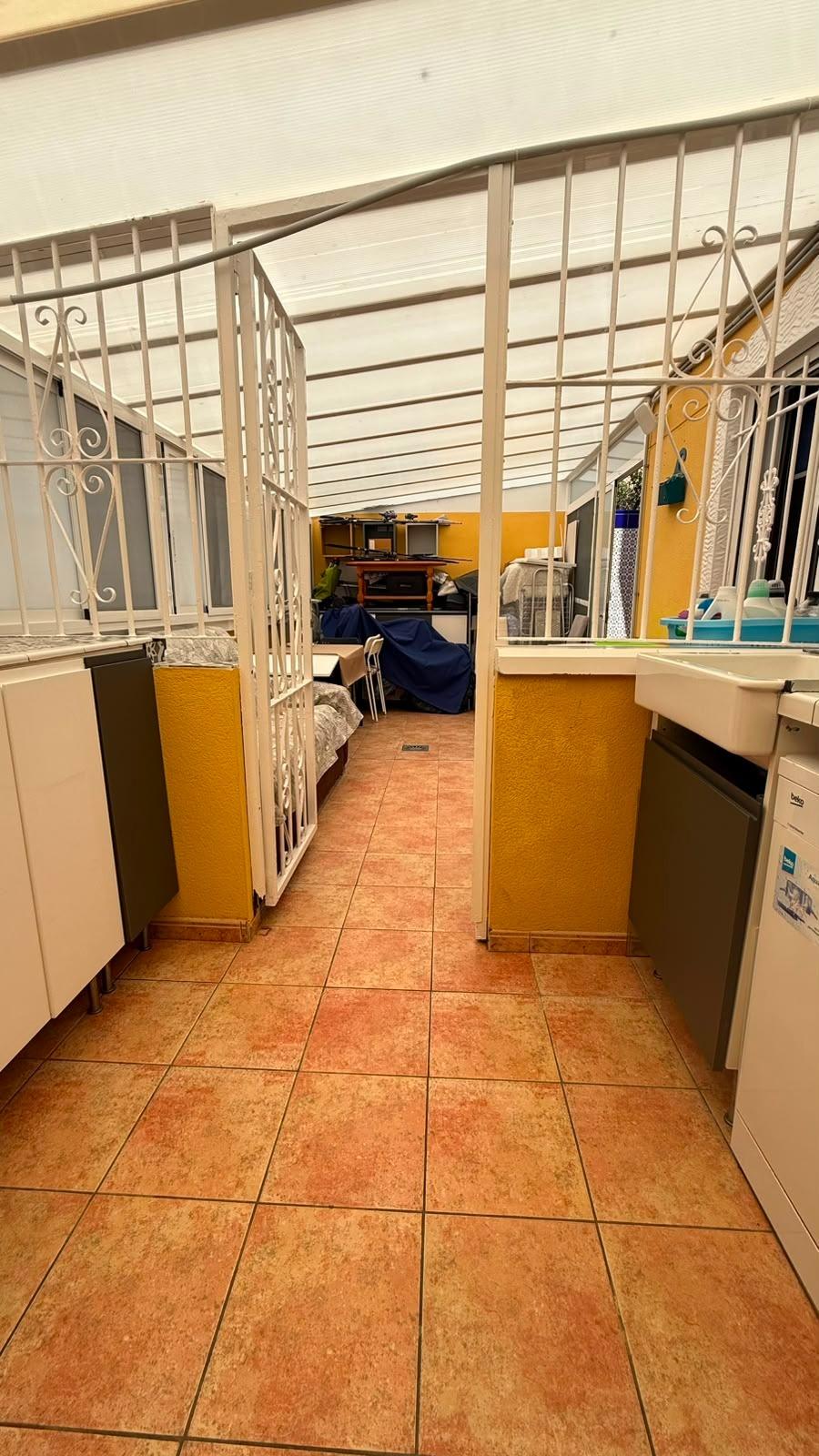 Bungalow en La Mata: ¡Playa a 150m y parking privado!, Bungalow en La Mata, Torrevieja, a 150m de la playa. 3 dorm, 1 baño, parcela con parking. Amueblado, listo para entrar. ¡Tu sueño mediterráneo por 264.000€!