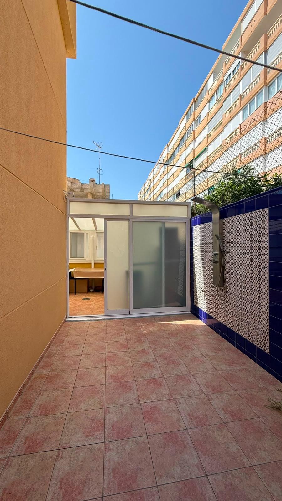Bungalow en La Mata: ¡Playa a 150m y parking privado!, Bungalow en La Mata, Torrevieja, a 150m de la playa. 3 dorm, 1 baño, parcela con parking. Amueblado, listo para entrar. ¡Tu sueño mediterráneo por 264.000€!