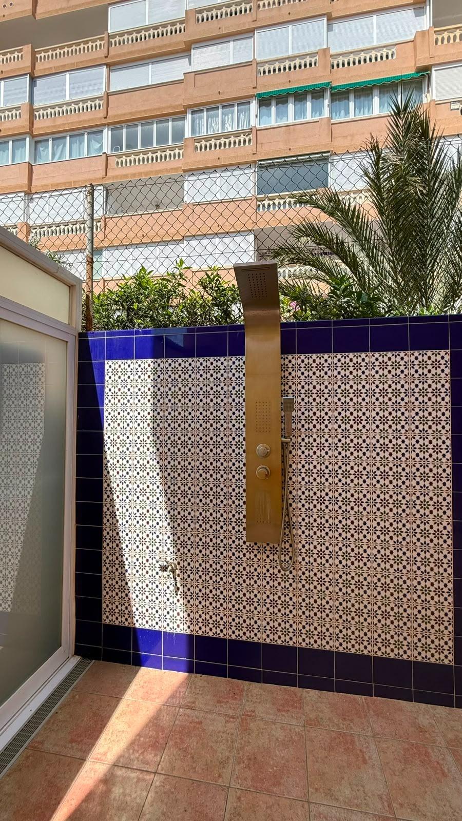 Bungalow en La Mata: ¡Playa a 150m y parking privado!, Bungalow en La Mata, Torrevieja, a 150m de la playa. 3 dorm, 1 baño, parcela con parking. Amueblado, listo para entrar. ¡Tu sueño mediterráneo por 264.000€!