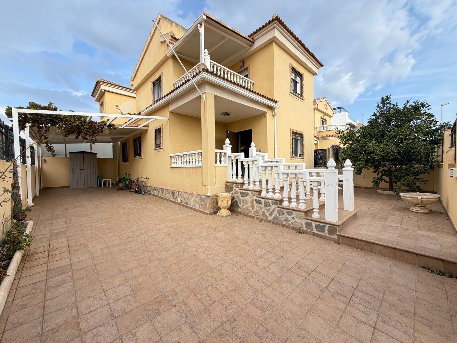 Exclusiva Villa en Orihuela Costa: Vida Mediterránea Soñada, Villa independiente de 4 dorm. en Lomas de Don Juan, Orihuela Costa. Cerca de playas, con piscina, terrazas y parking. Amueblada, lista para vivir el sueño medi