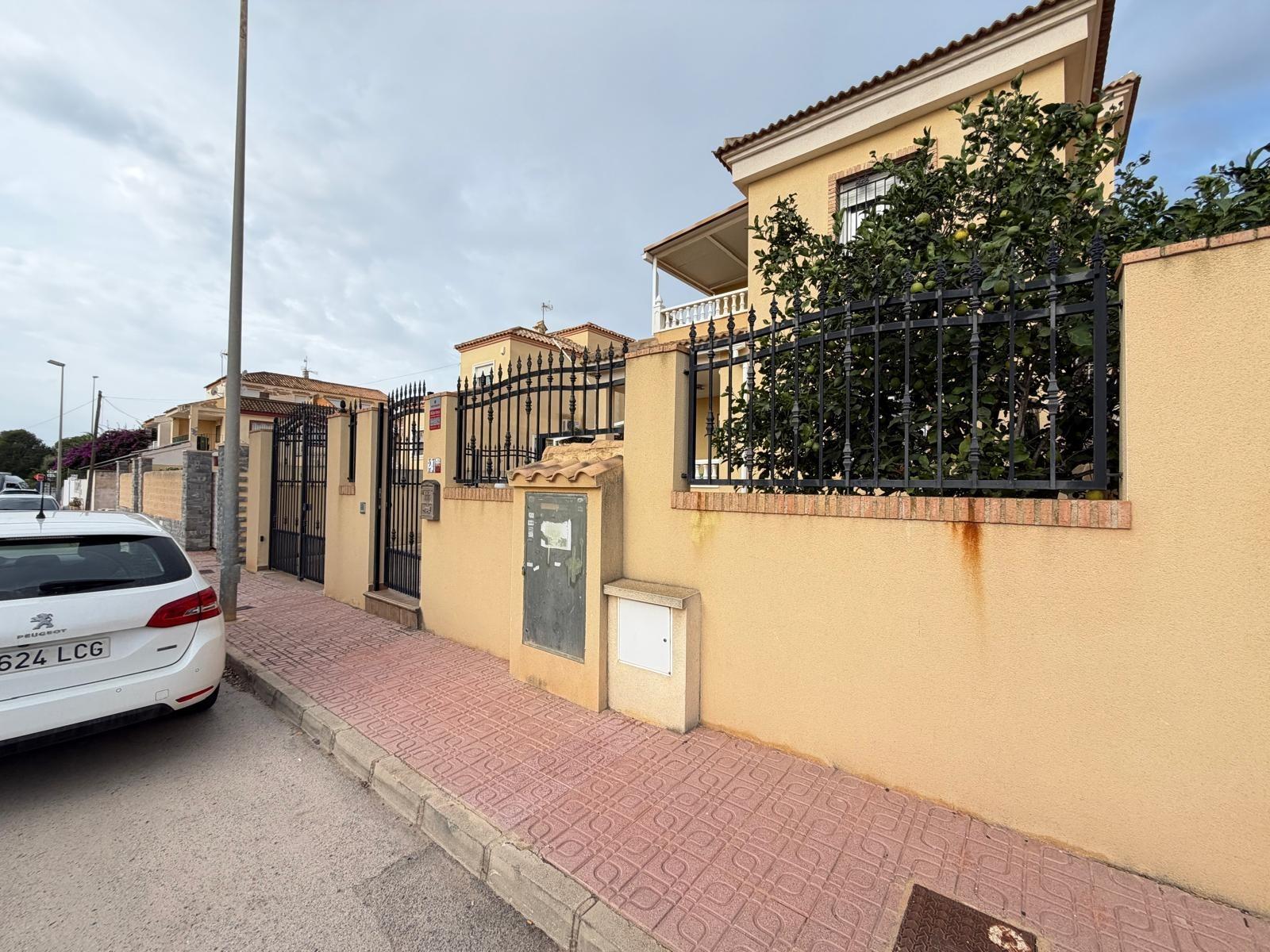 Exclusiva Villa en Orihuela Costa: Vida Mediterránea Soñada, Villa independiente de 4 dorm. en Lomas de Don Juan, Orihuela Costa. Cerca de playas, con piscina, terrazas y parking. Amueblada, lista para vivir el sueño medi