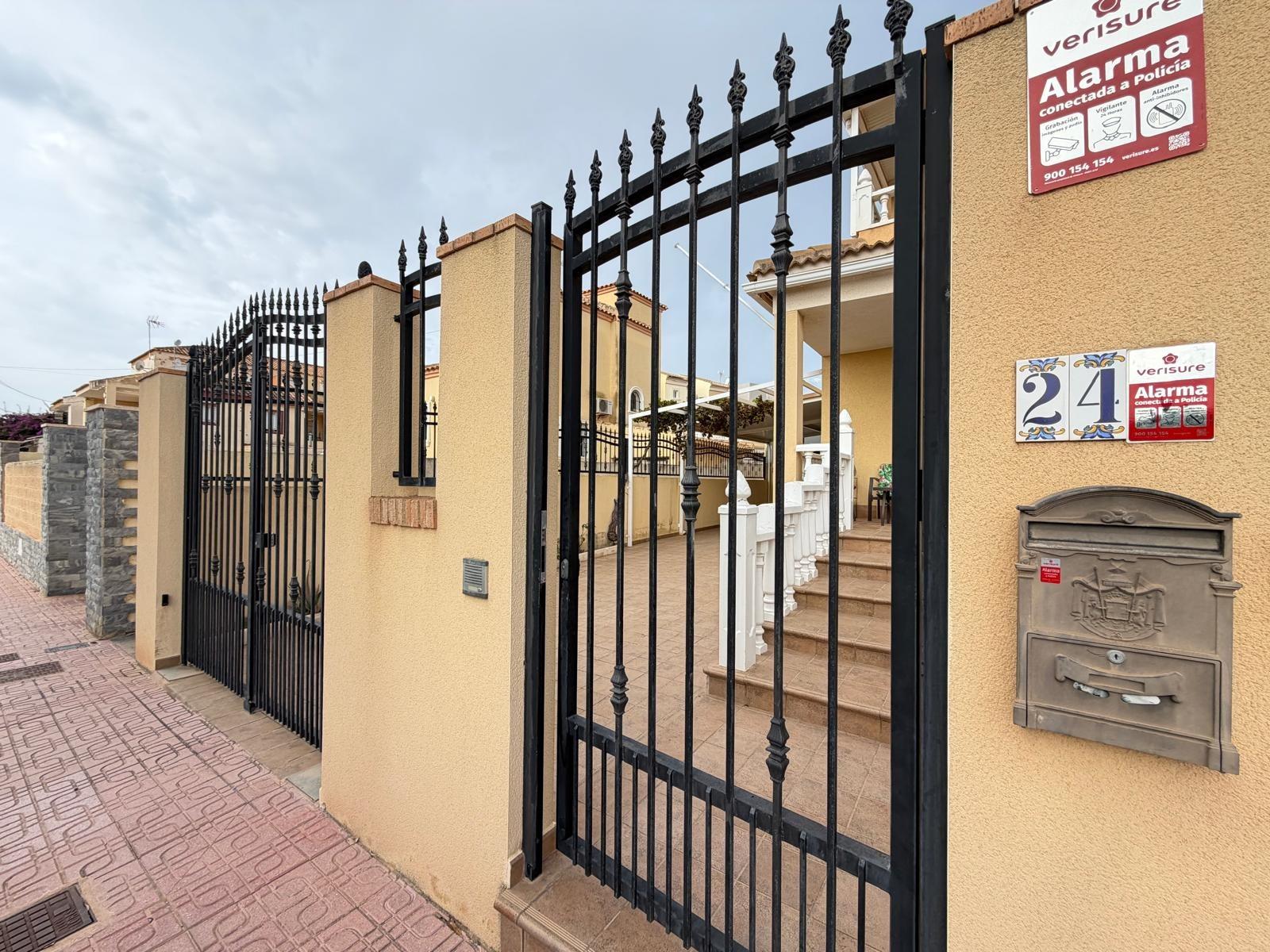 Exclusiva Villa en Orihuela Costa: Vida Mediterránea Soñada, Villa independiente de 4 dorm. en Lomas de Don Juan, Orihuela Costa. Cerca de playas, con piscina, terrazas y parking. Amueblada, lista para vivir el sueño medi