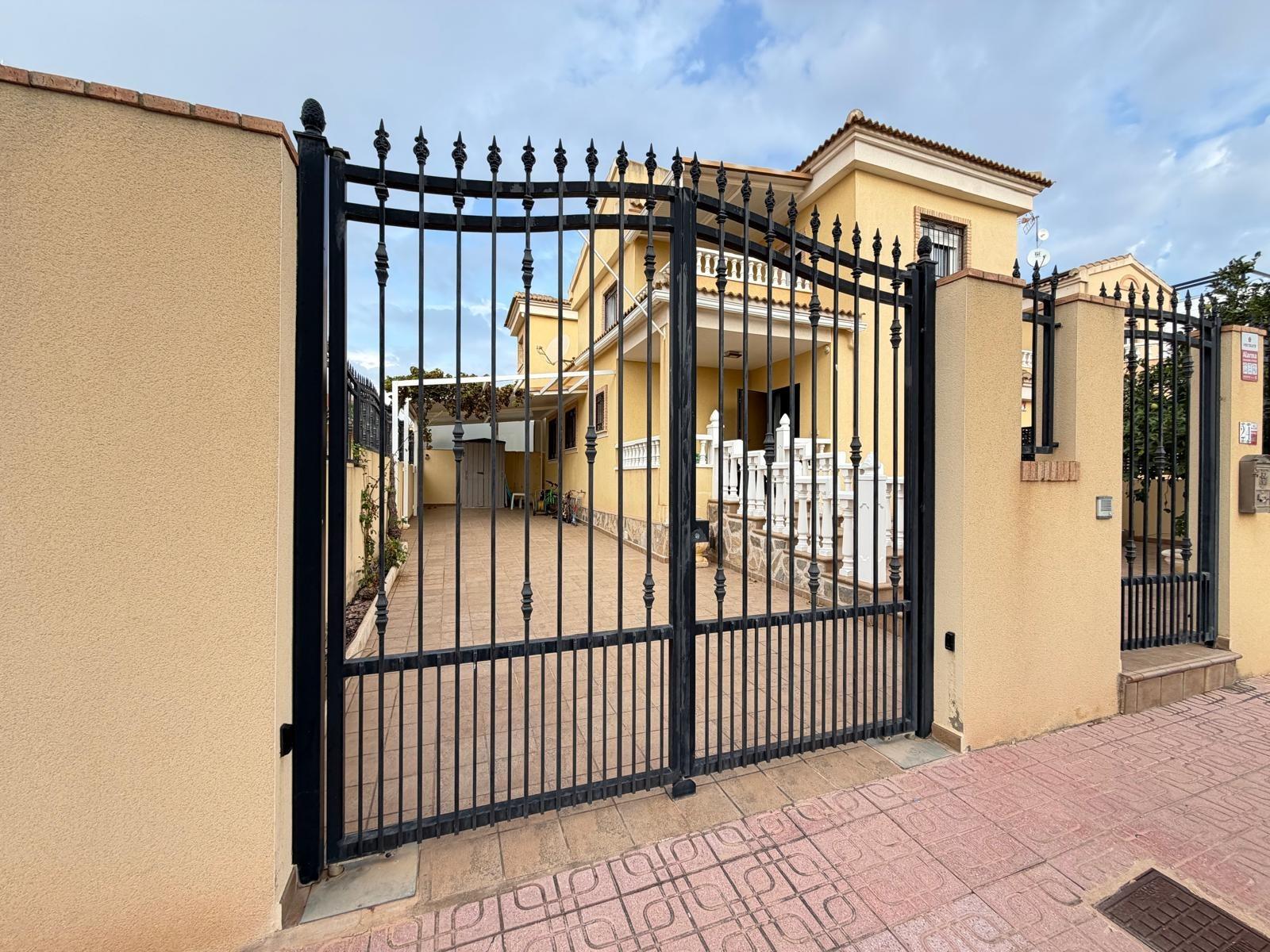 Exclusiva Villa en Orihuela Costa: Vida Mediterránea Soñada, Villa independiente de 4 dorm. en Lomas de Don Juan, Orihuela Costa. Cerca de playas, con piscina, terrazas y parking. Amueblada, lista para vivir el sueño medi