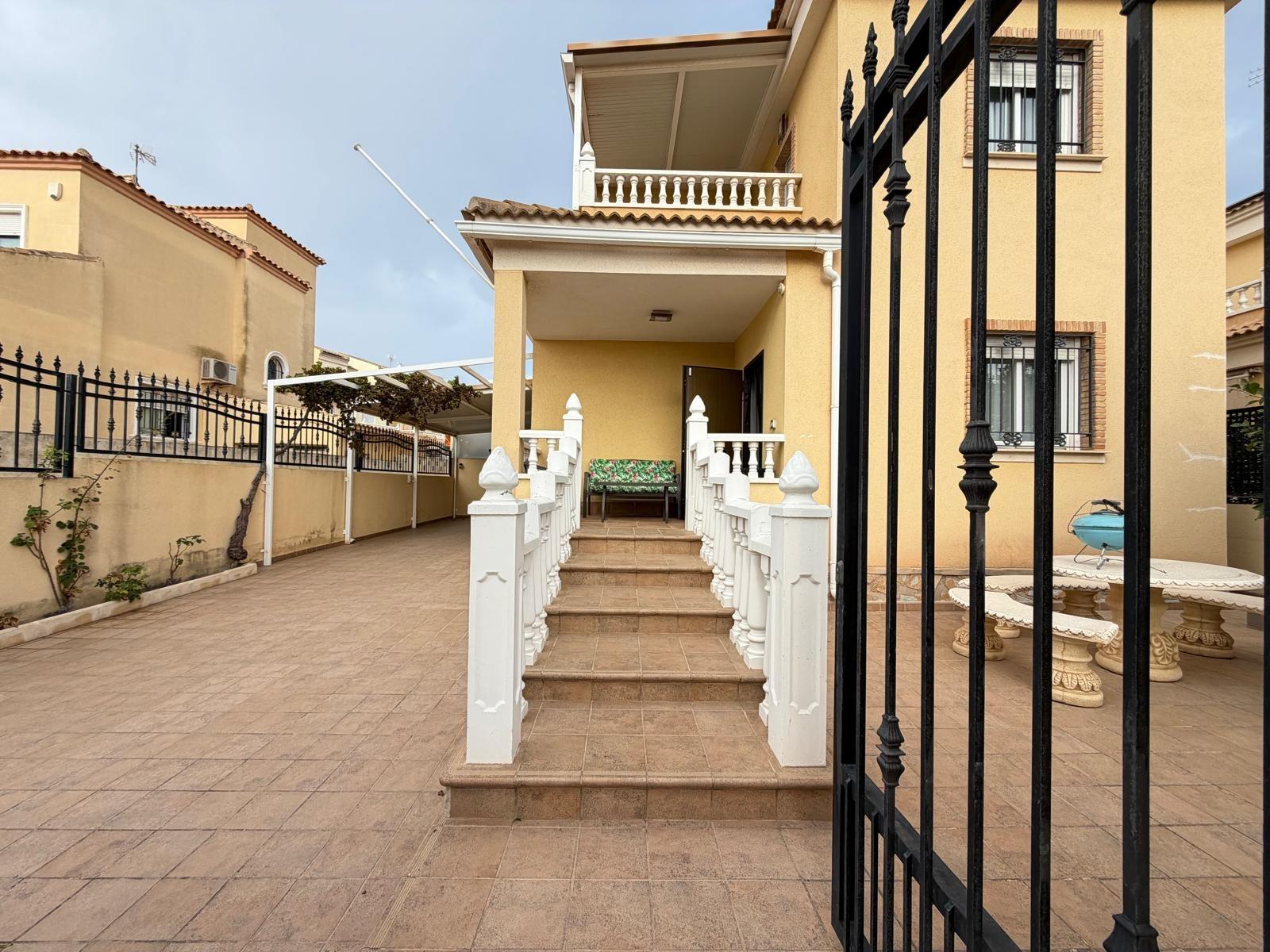 Exclusiva Villa en Orihuela Costa: Vida Mediterránea Soñada, Villa independiente de 4 dorm. en Lomas de Don Juan, Orihuela Costa. Cerca de playas, con piscina, terrazas y parking. Amueblada, lista para vivir el sueño medi