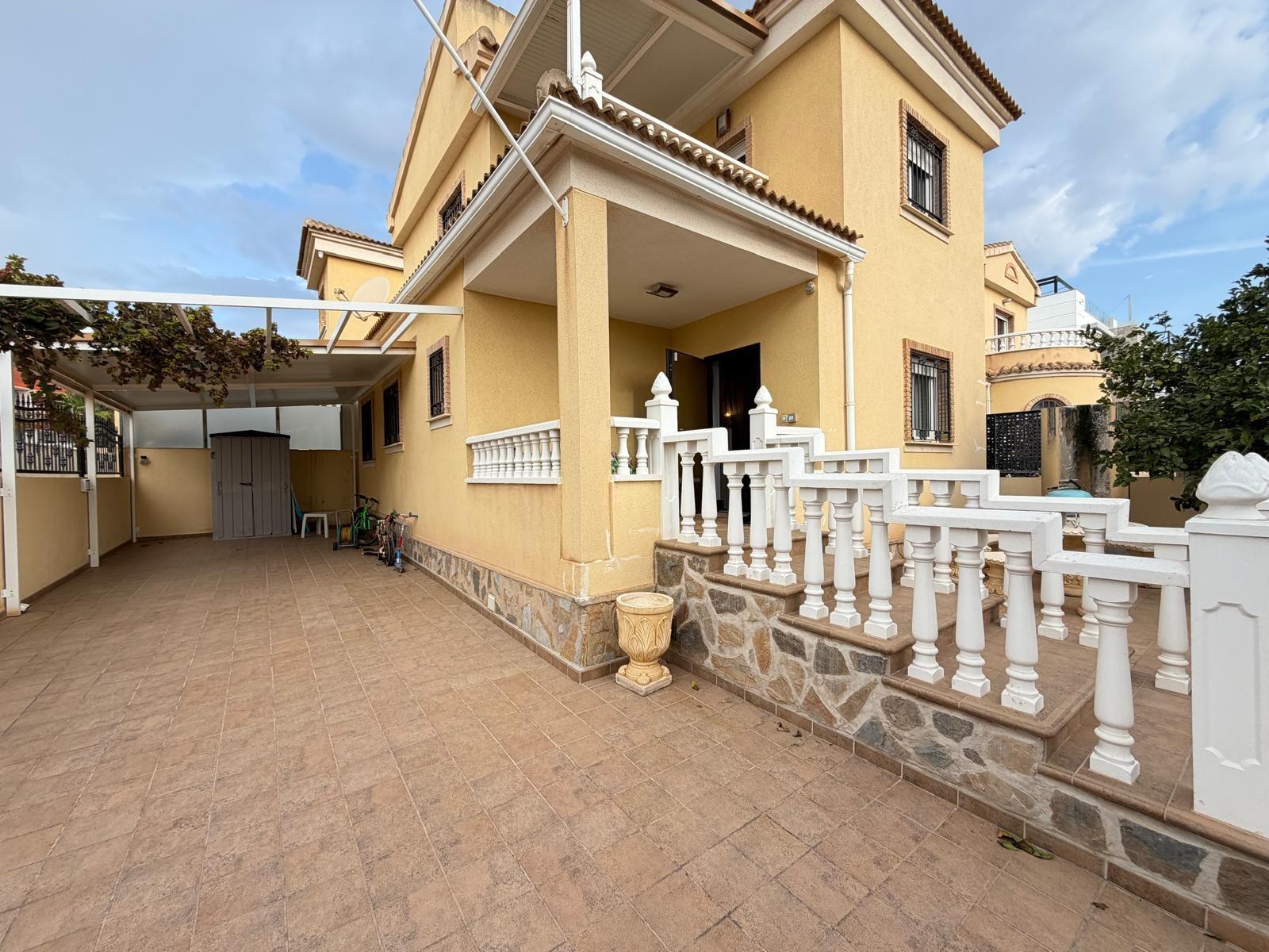Exclusiva Villa en Orihuela Costa: Vida Mediterránea Soñada, Villa independiente de 4 dorm. en Lomas de Don Juan, Orihuela Costa. Cerca de playas, con piscina, terrazas y parking. Amueblada, lista para vivir el sueño medi