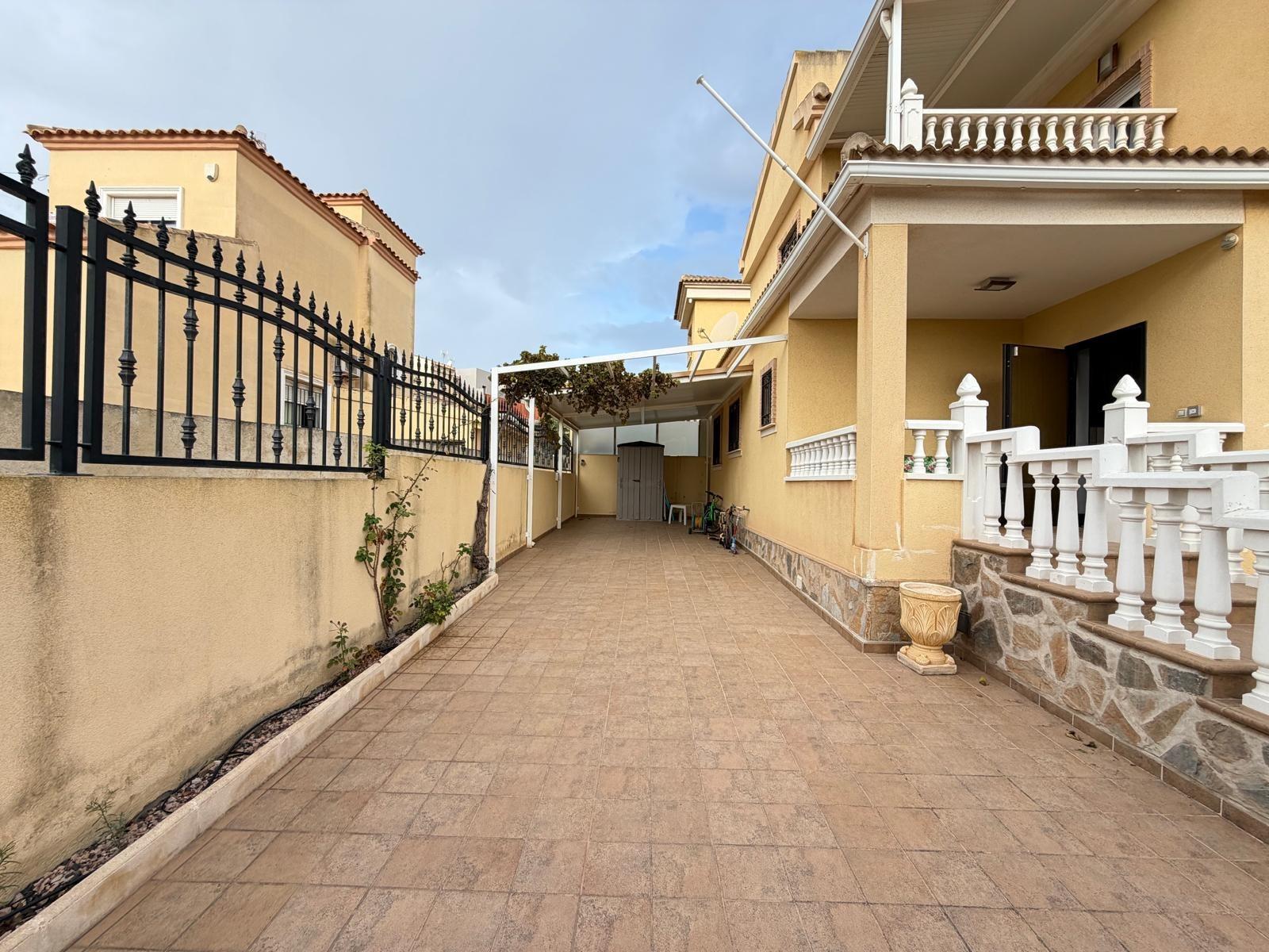 Exclusiva Villa en Orihuela Costa: Vida Mediterránea Soñada, Villa independiente de 4 dorm. en Lomas de Don Juan, Orihuela Costa. Cerca de playas, con piscina, terrazas y parking. Amueblada, lista para vivir el sueño medi