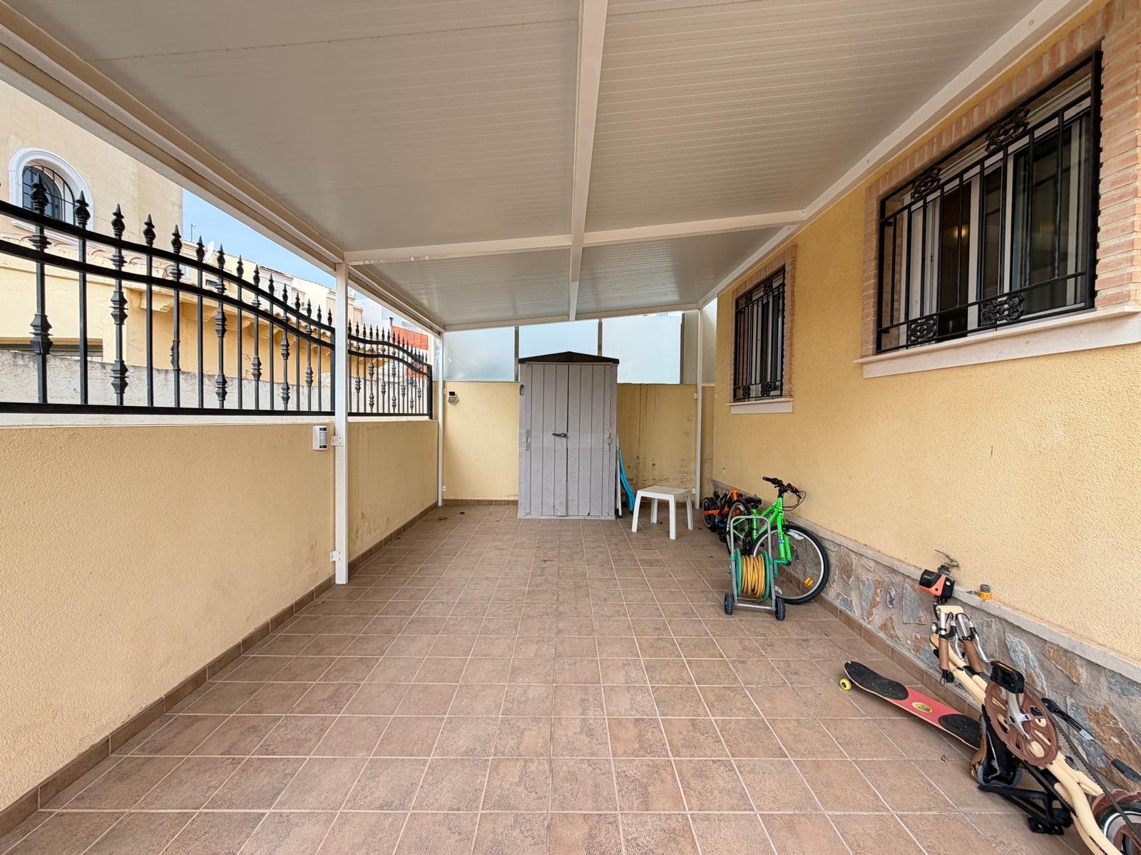 Exclusiva Villa en Orihuela Costa: Vida Mediterránea Soñada, Villa independiente de 4 dorm. en Lomas de Don Juan, Orihuela Costa. Cerca de playas, con piscina, terrazas y parking. Amueblada, lista para vivir el sueño medi