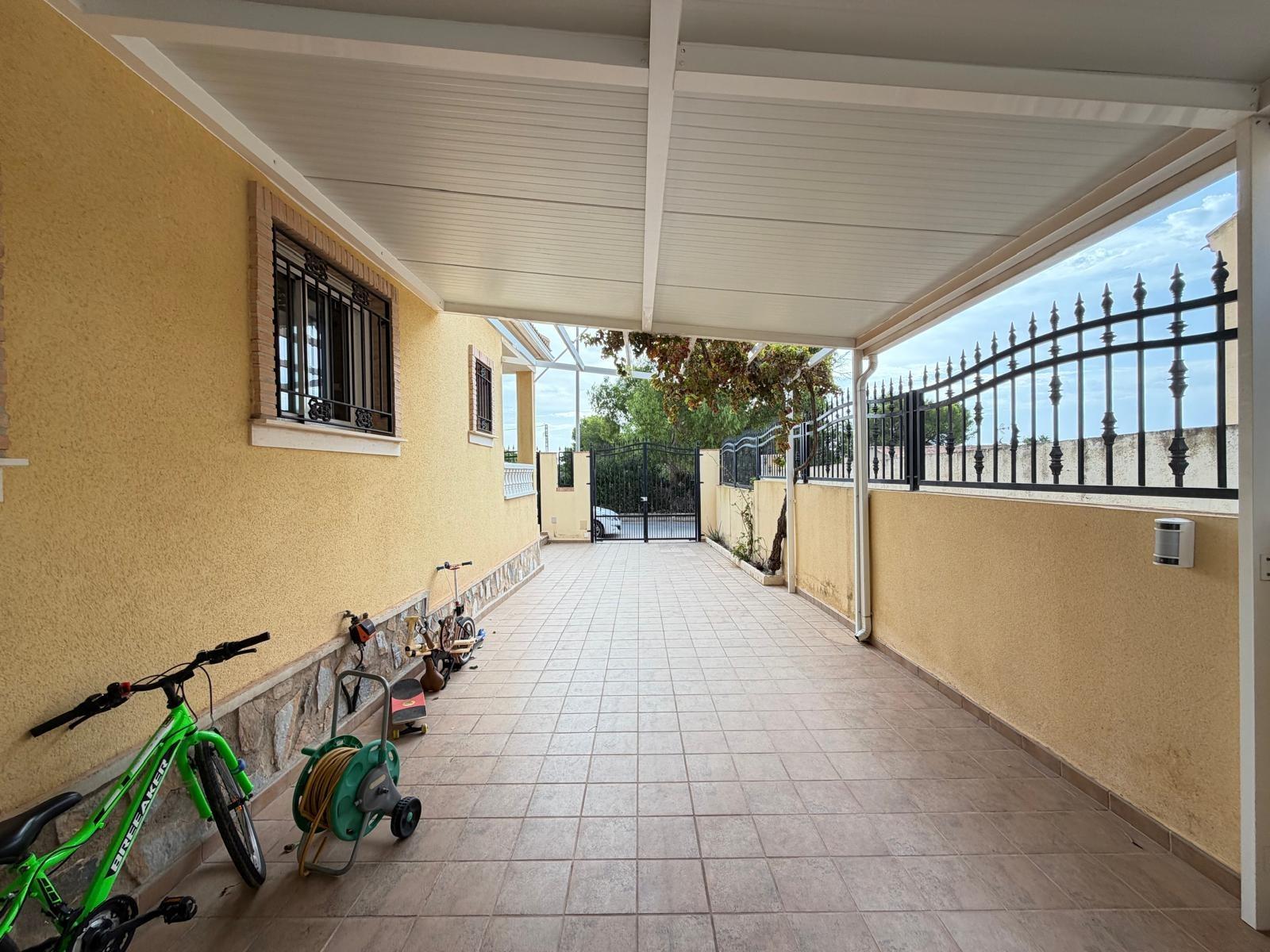 Exclusiva Villa en Orihuela Costa: Vida Mediterránea Soñada, Villa independiente de 4 dorm. en Lomas de Don Juan, Orihuela Costa. Cerca de playas, con piscina, terrazas y parking. Amueblada, lista para vivir el sueño medi