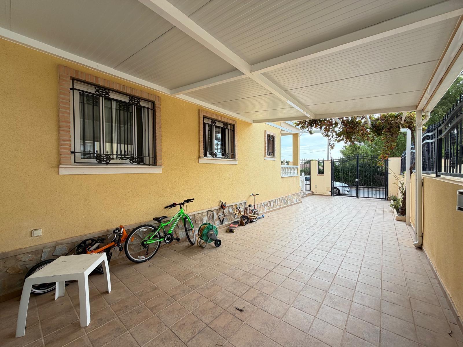 Exclusiva Villa en Orihuela Costa: Vida Mediterránea Soñada, Villa independiente de 4 dorm. en Lomas de Don Juan, Orihuela Costa. Cerca de playas, con piscina, terrazas y parking. Amueblada, lista para vivir el sueño medi