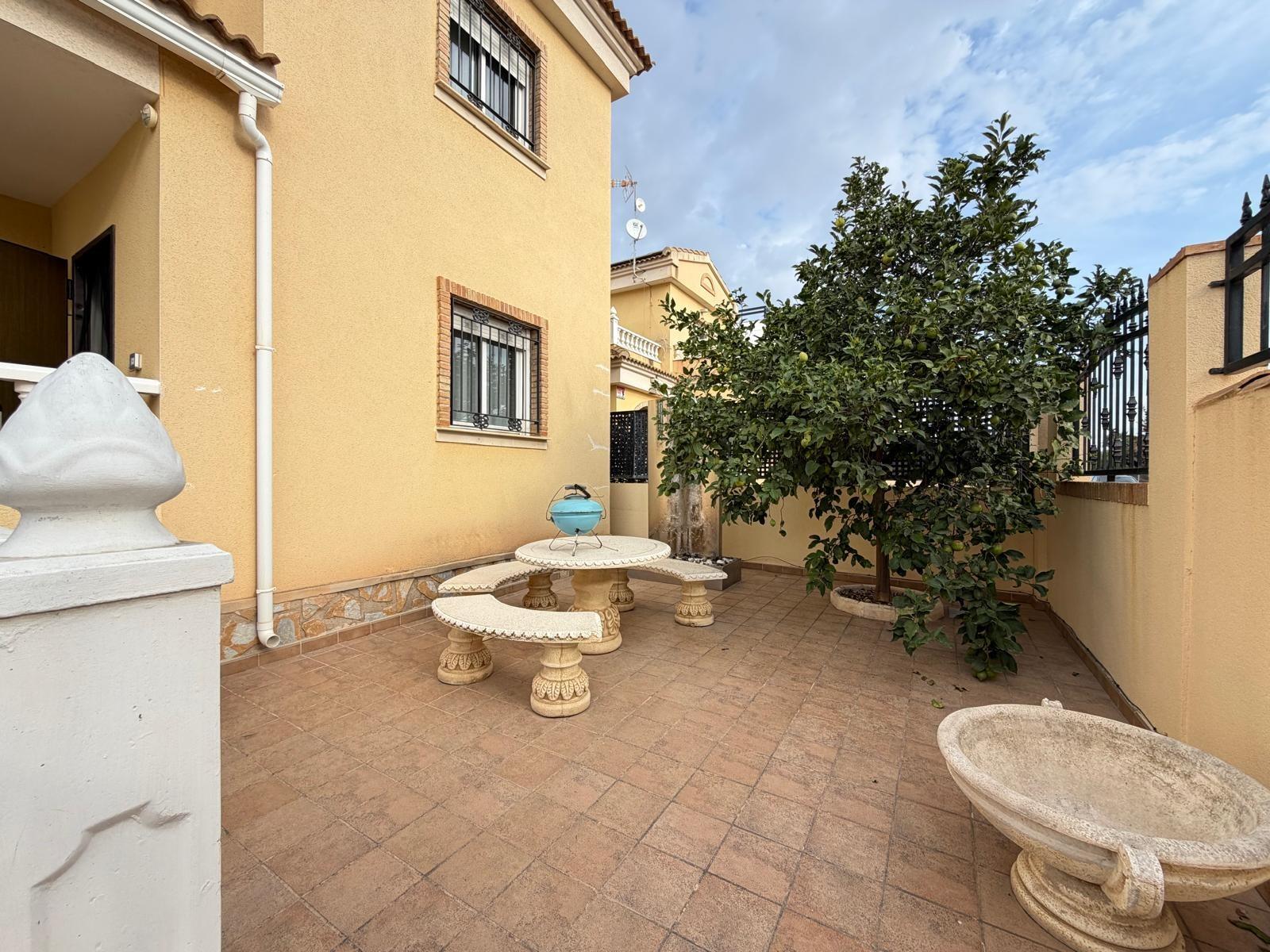 Exclusiva Villa en Orihuela Costa: Vida Mediterránea Soñada, Villa independiente de 4 dorm. en Lomas de Don Juan, Orihuela Costa. Cerca de playas, con piscina, terrazas y parking. Amueblada, lista para vivir el sueño medi