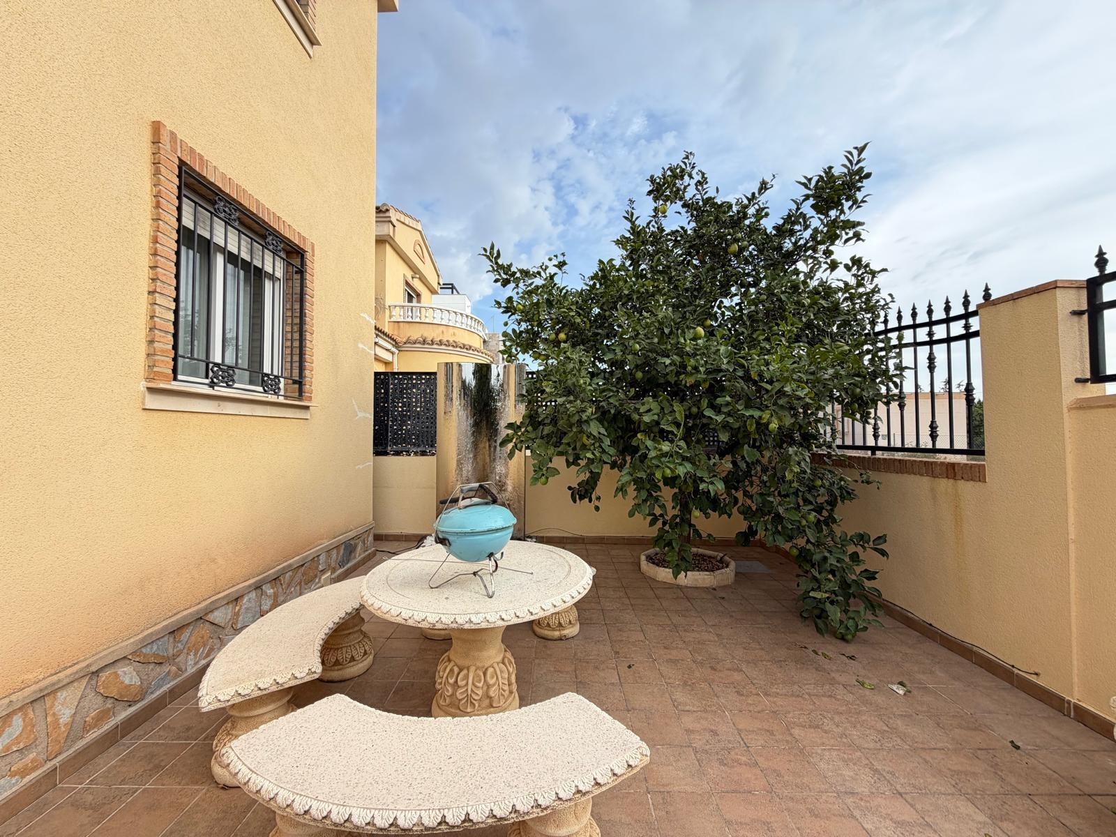 Exclusiva Villa en Orihuela Costa: Vida Mediterránea Soñada, Villa independiente de 4 dorm. en Lomas de Don Juan, Orihuela Costa. Cerca de playas, con piscina, terrazas y parking. Amueblada, lista para vivir el sueño medi