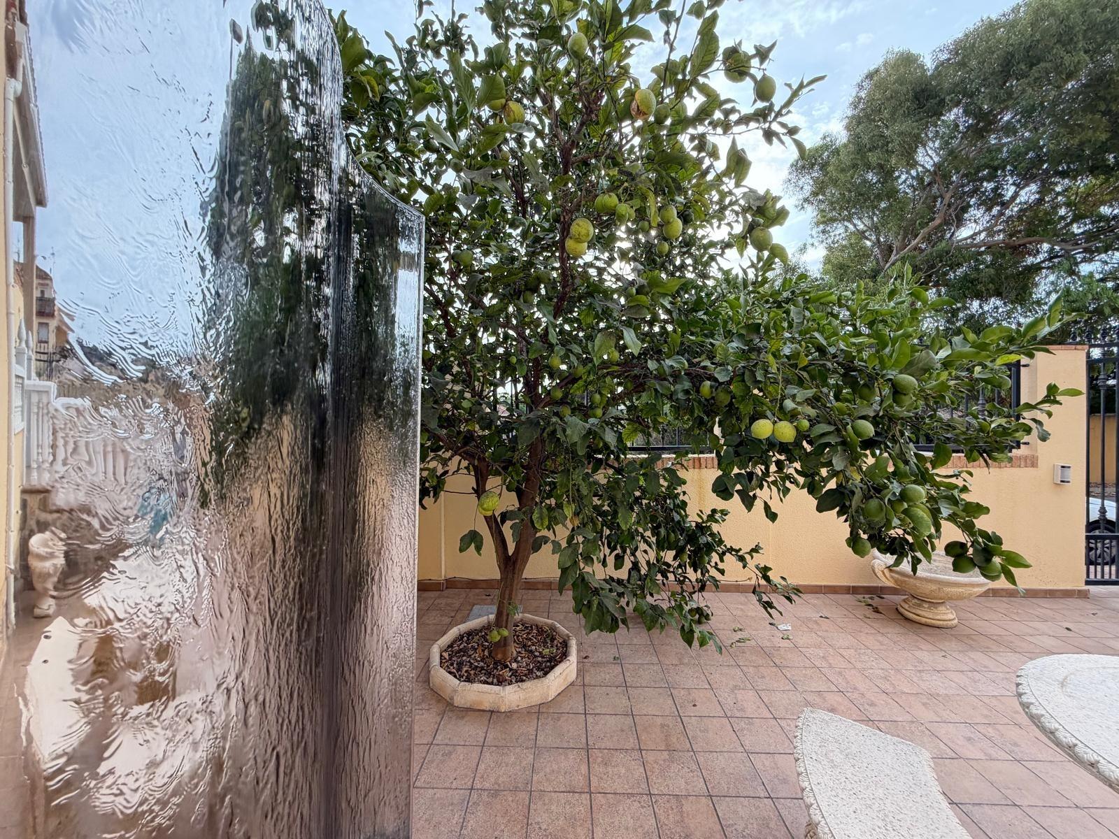 Exclusiva Villa en Orihuela Costa: Vida Mediterránea Soñada, Villa independiente de 4 dorm. en Lomas de Don Juan, Orihuela Costa. Cerca de playas, con piscina, terrazas y parking. Amueblada, lista para vivir el sueño medi