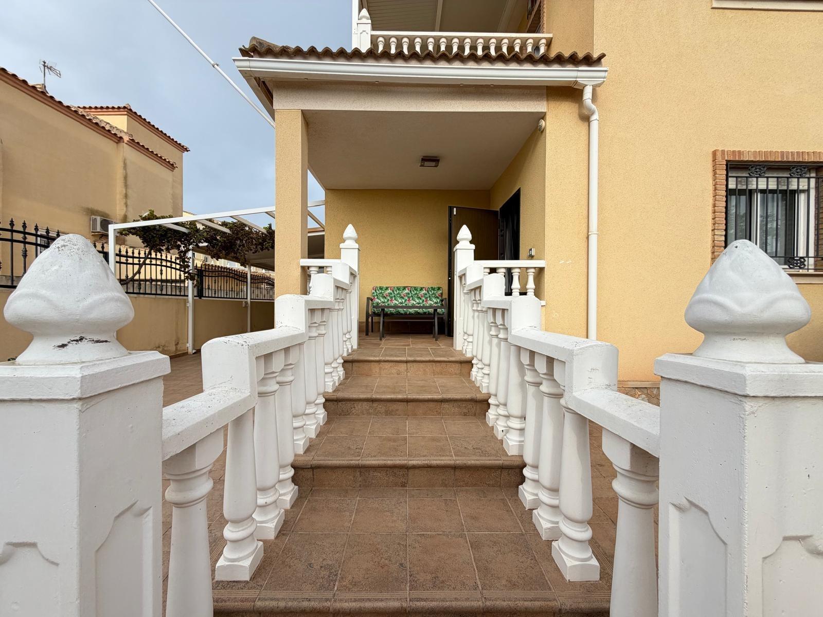 Exclusiva Villa en Orihuela Costa: Vida Mediterránea Soñada, Villa independiente de 4 dorm. en Lomas de Don Juan, Orihuela Costa. Cerca de playas, con piscina, terrazas y parking. Amueblada, lista para vivir el sueño medi