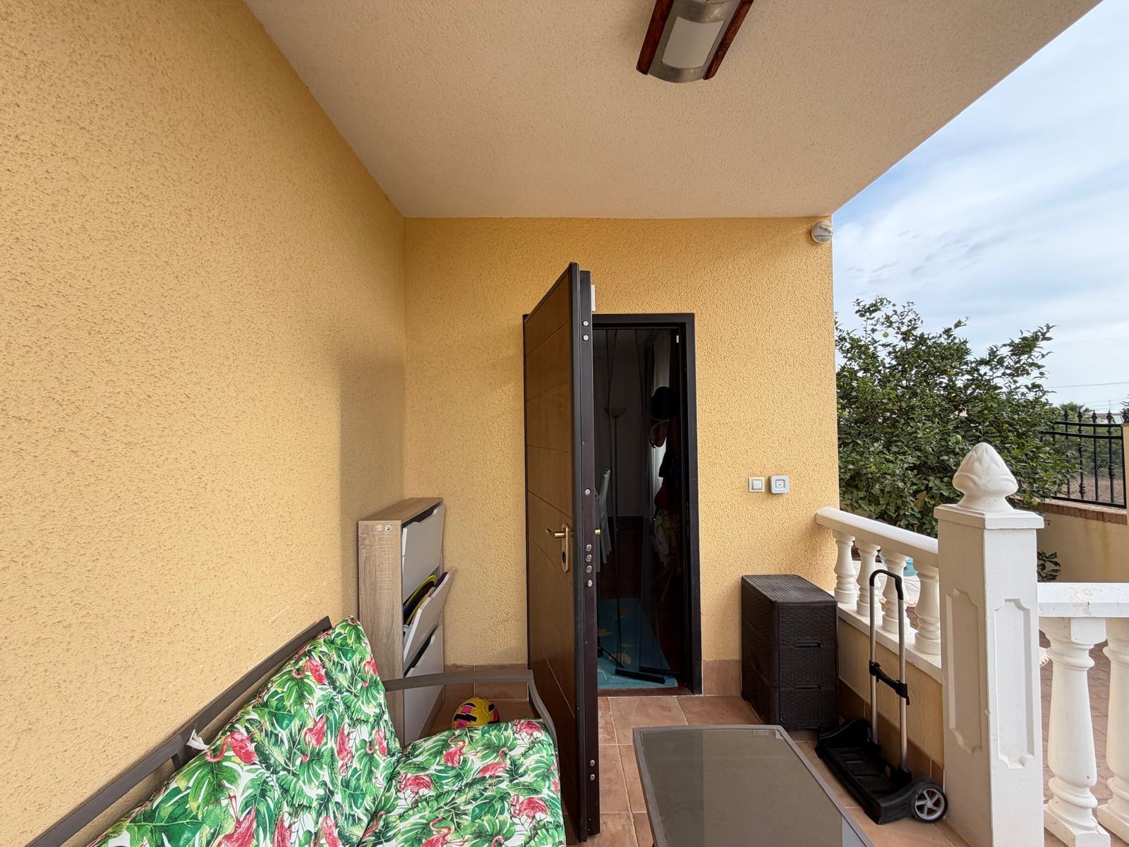 Exclusiva Villa en Orihuela Costa: Vida Mediterránea Soñada, Villa independiente de 4 dorm. en Lomas de Don Juan, Orihuela Costa. Cerca de playas, con piscina, terrazas y parking. Amueblada, lista para vivir el sueño medi