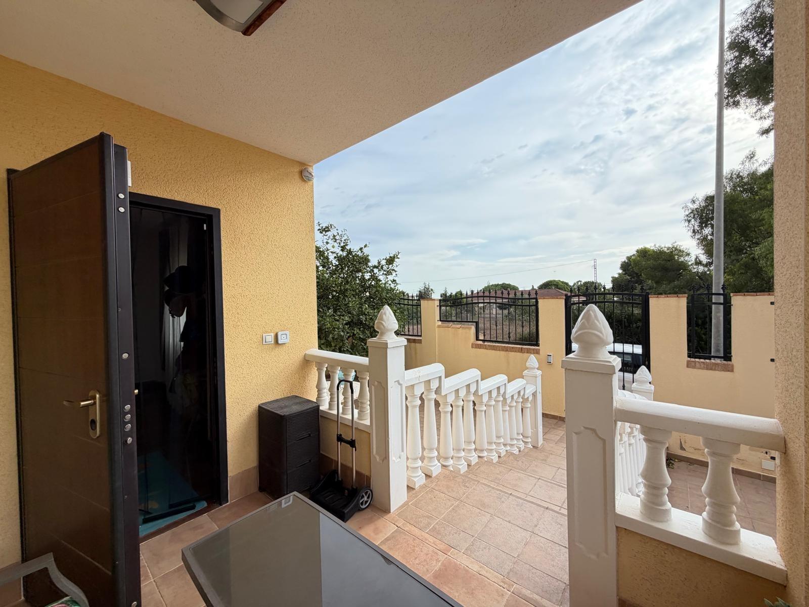 Exclusiva Villa en Orihuela Costa: Vida Mediterránea Soñada, Villa independiente de 4 dorm. en Lomas de Don Juan, Orihuela Costa. Cerca de playas, con piscina, terrazas y parking. Amueblada, lista para vivir el sueño medi