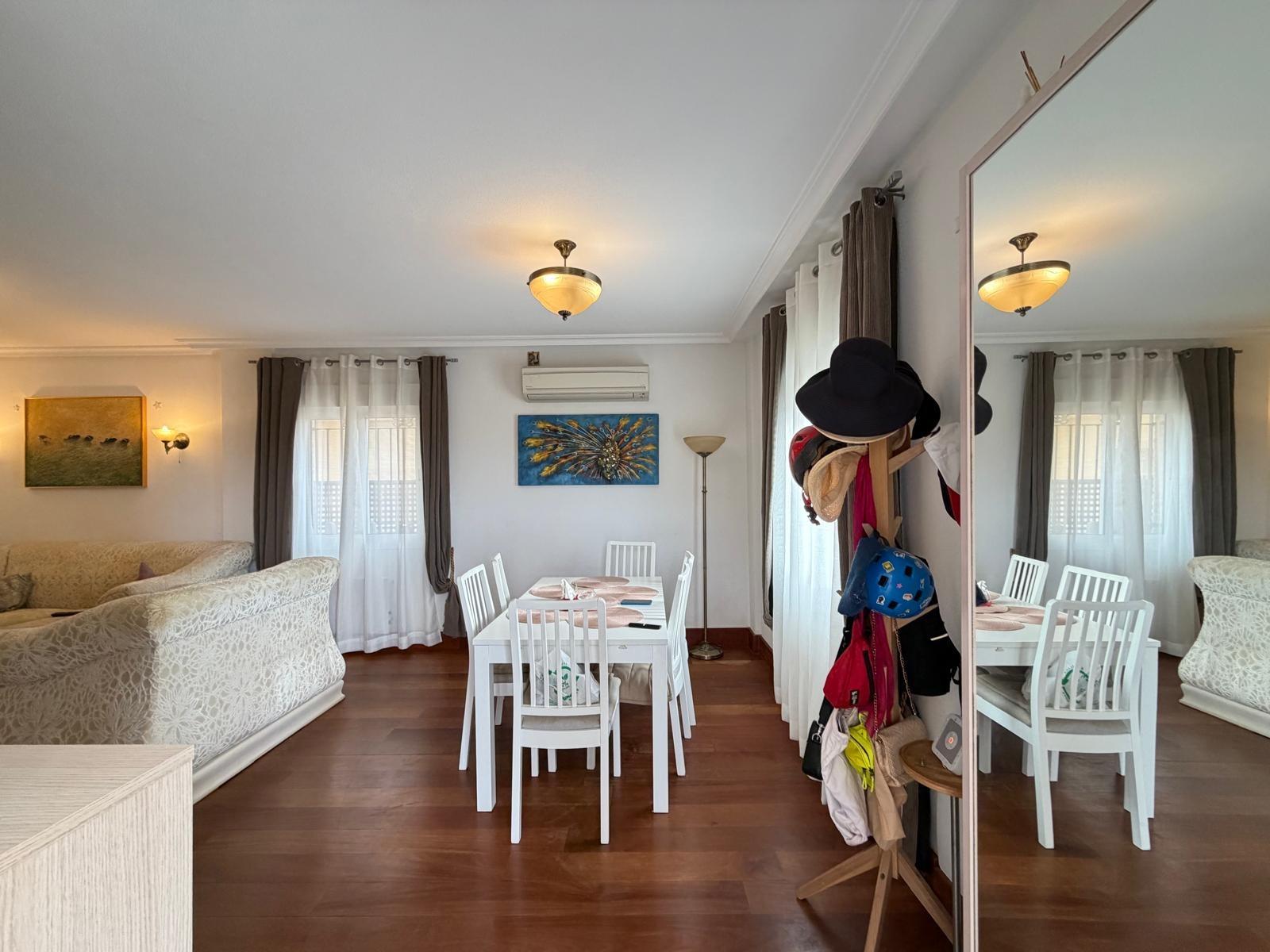 Exclusiva Villa en Orihuela Costa: Vida Mediterránea Soñada, Villa independiente de 4 dorm. en Lomas de Don Juan, Orihuela Costa. Cerca de playas, con piscina, terrazas y parking. Amueblada, lista para vivir el sueño medi