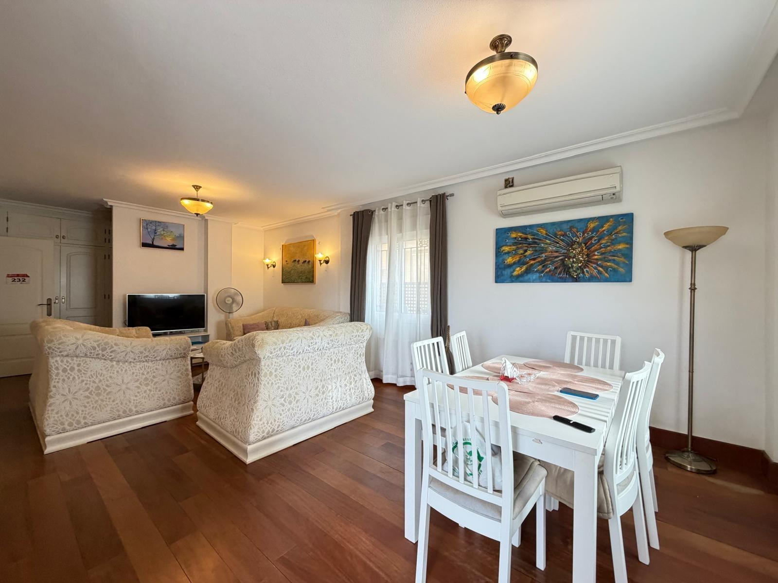 Exclusiva Villa en Orihuela Costa: Vida Mediterránea Soñada, Villa independiente de 4 dorm. en Lomas de Don Juan, Orihuela Costa. Cerca de playas, con piscina, terrazas y parking. Amueblada, lista para vivir el sueño medi