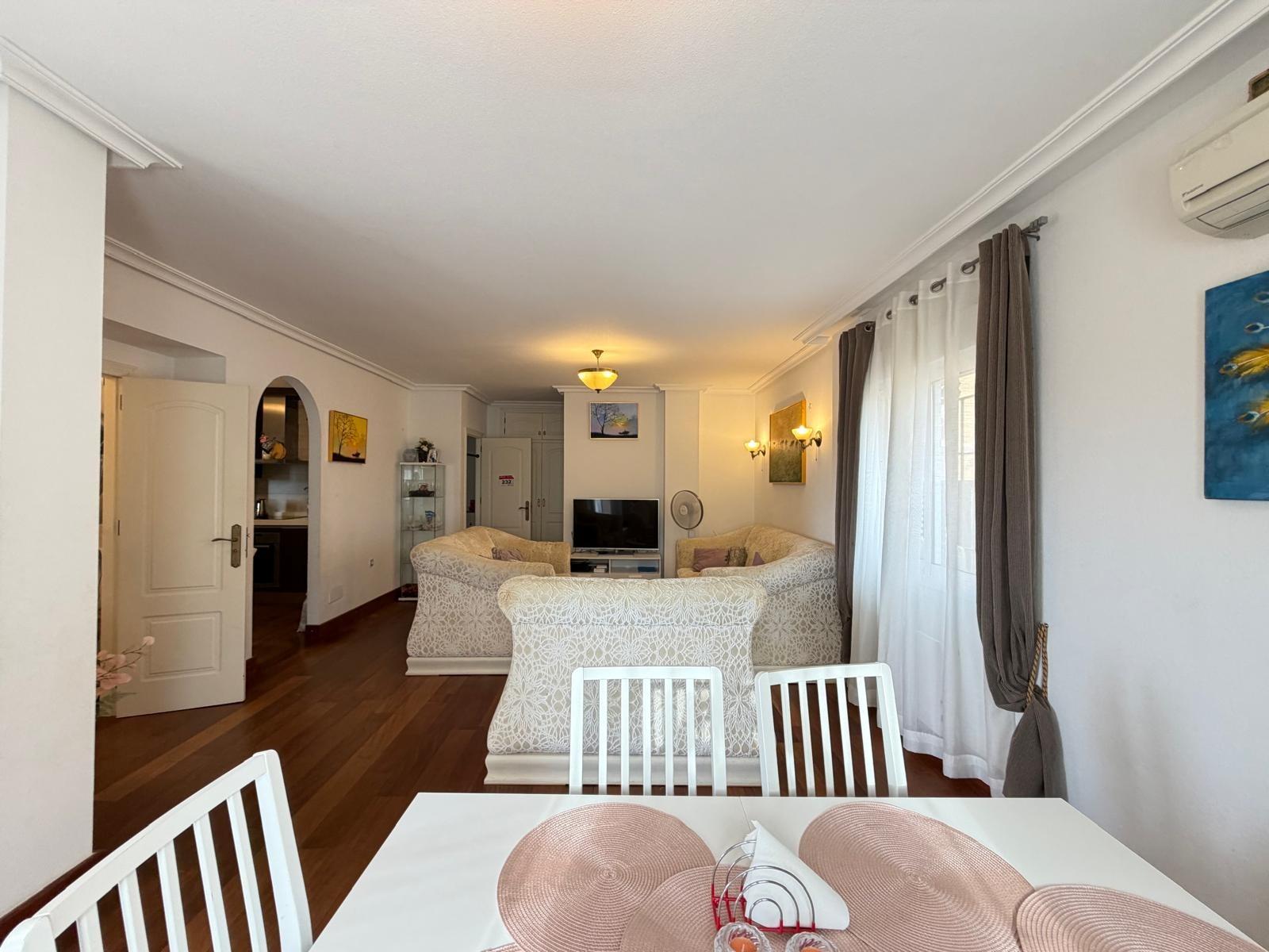 Exclusiva Villa en Orihuela Costa: Vida Mediterránea Soñada, Villa independiente de 4 dorm. en Lomas de Don Juan, Orihuela Costa. Cerca de playas, con piscina, terrazas y parking. Amueblada, lista para vivir el sueño medi