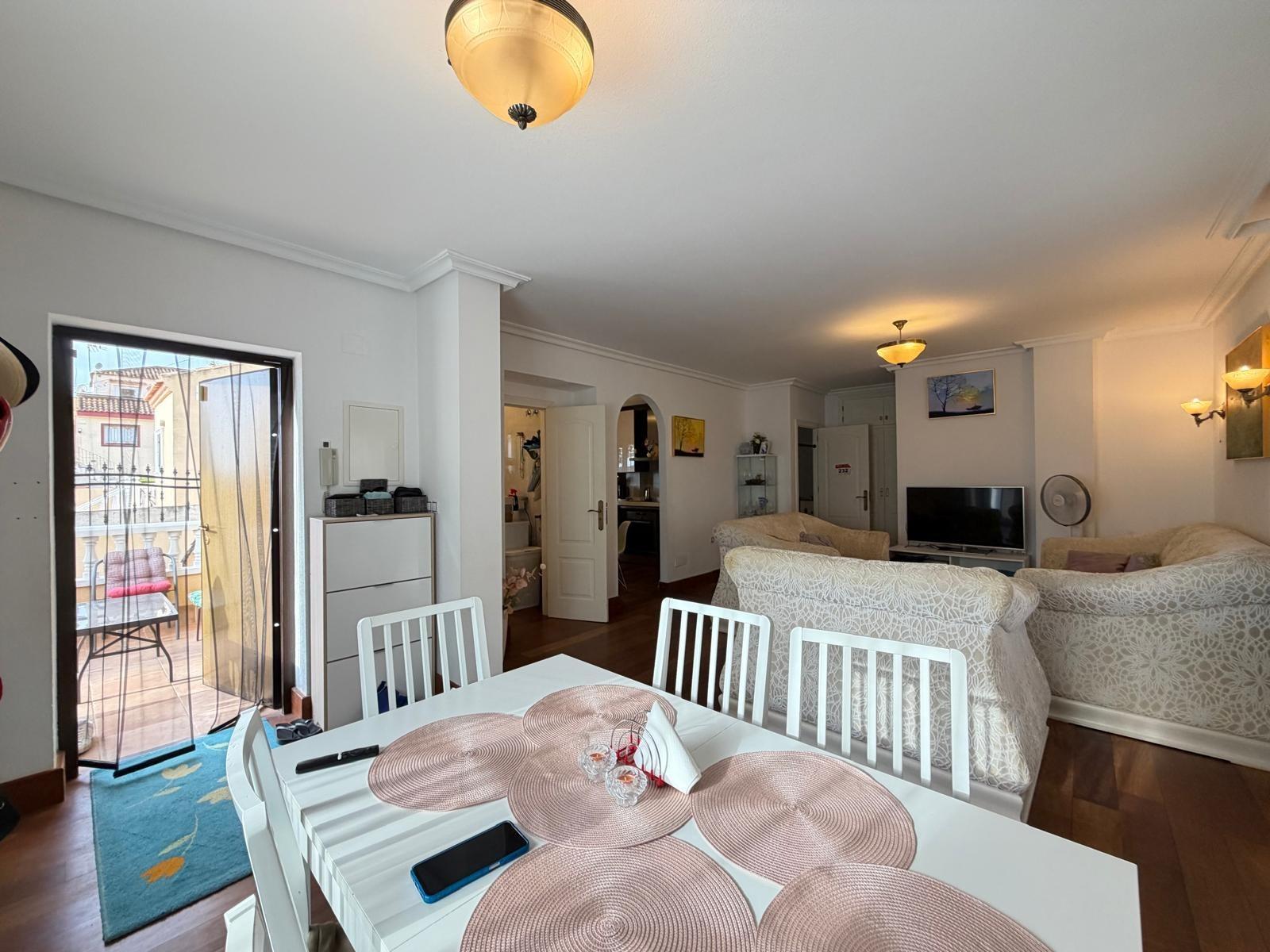 Exclusiva Villa en Orihuela Costa: Vida Mediterránea Soñada, Villa independiente de 4 dorm. en Lomas de Don Juan, Orihuela Costa. Cerca de playas, con piscina, terrazas y parking. Amueblada, lista para vivir el sueño medi