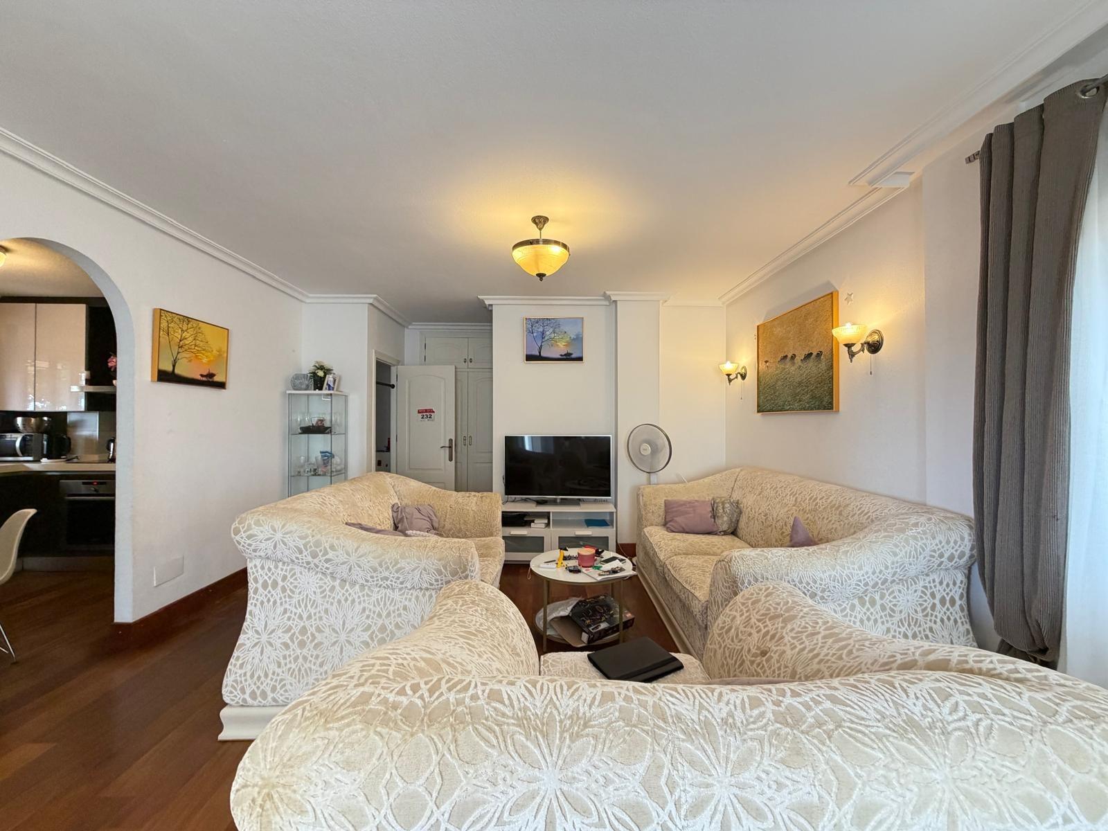 Exclusiva Villa en Orihuela Costa: Vida Mediterránea Soñada, Villa independiente de 4 dorm. en Lomas de Don Juan, Orihuela Costa. Cerca de playas, con piscina, terrazas y parking. Amueblada, lista para vivir el sueño medi