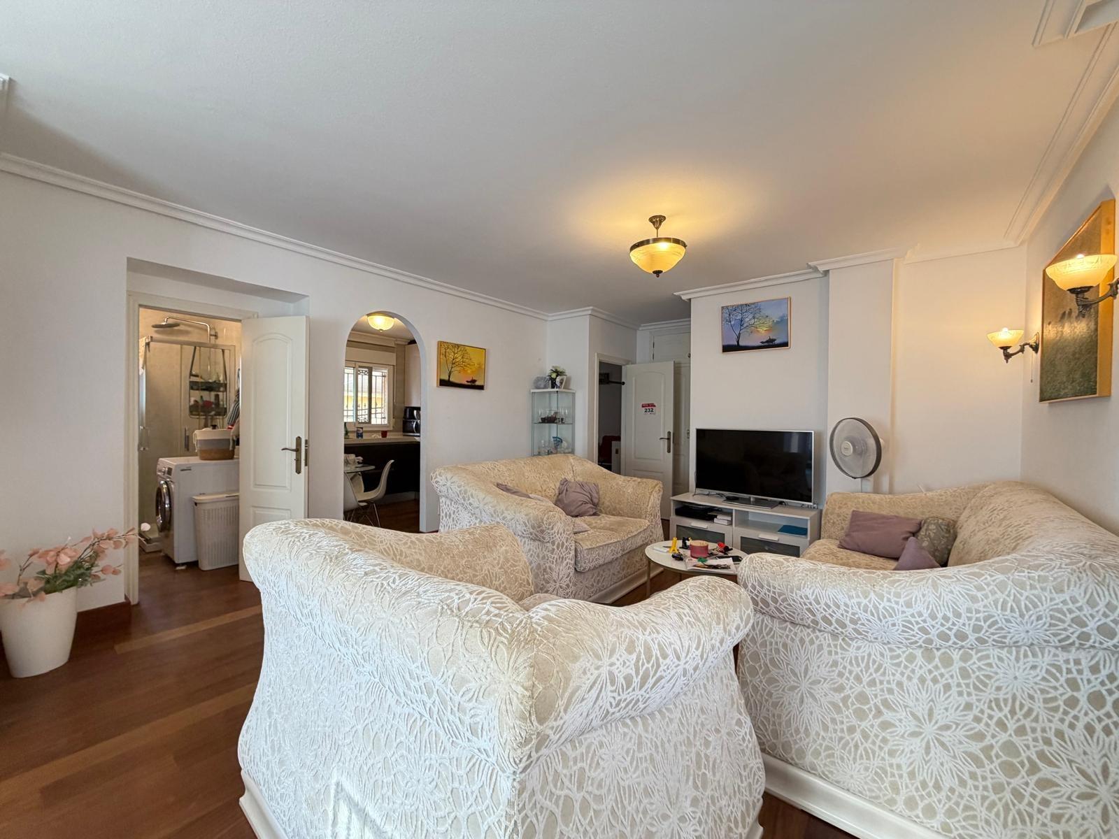 Exclusiva Villa en Orihuela Costa: Vida Mediterránea Soñada, Villa independiente de 4 dorm. en Lomas de Don Juan, Orihuela Costa. Cerca de playas, con piscina, terrazas y parking. Amueblada, lista para vivir el sueño medi