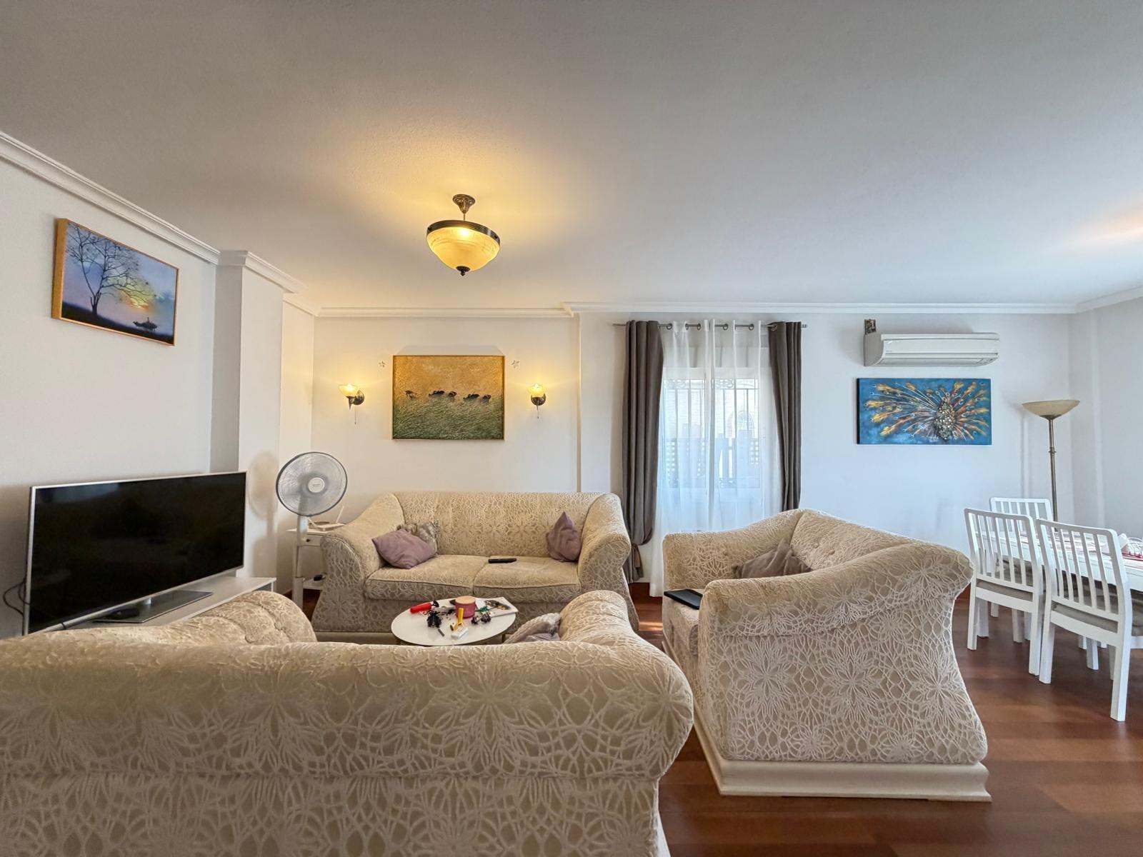 Exclusiva Villa en Orihuela Costa: Vida Mediterránea Soñada, Villa independiente de 4 dorm. en Lomas de Don Juan, Orihuela Costa. Cerca de playas, con piscina, terrazas y parking. Amueblada, lista para vivir el sueño medi