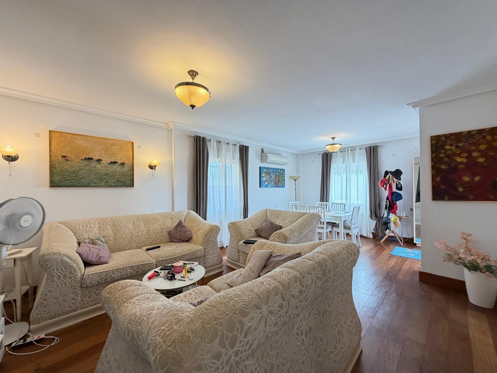 Exclusiva Villa en Orihuela Costa: Vida Mediterránea Soñada, Villa independiente de 4 dorm. en Lomas de Don Juan, Orihuela Costa. Cerca de playas, con piscina, terrazas y parking. Amueblada, lista para vivir el sueño medi