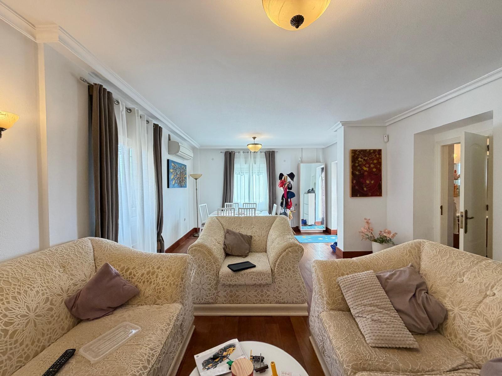 Exclusiva Villa en Orihuela Costa: Vida Mediterránea Soñada, Villa independiente de 4 dorm. en Lomas de Don Juan, Orihuela Costa. Cerca de playas, con piscina, terrazas y parking. Amueblada, lista para vivir el sueño medi