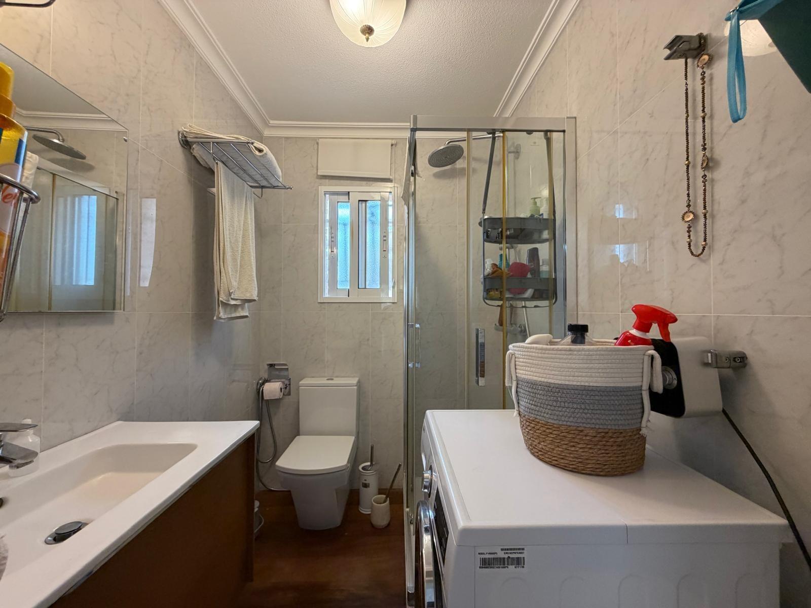 Exclusiva Villa en Orihuela Costa: Vida Mediterránea Soñada, Villa independiente de 4 dorm. en Lomas de Don Juan, Orihuela Costa. Cerca de playas, con piscina, terrazas y parking. Amueblada, lista para vivir el sueño medi