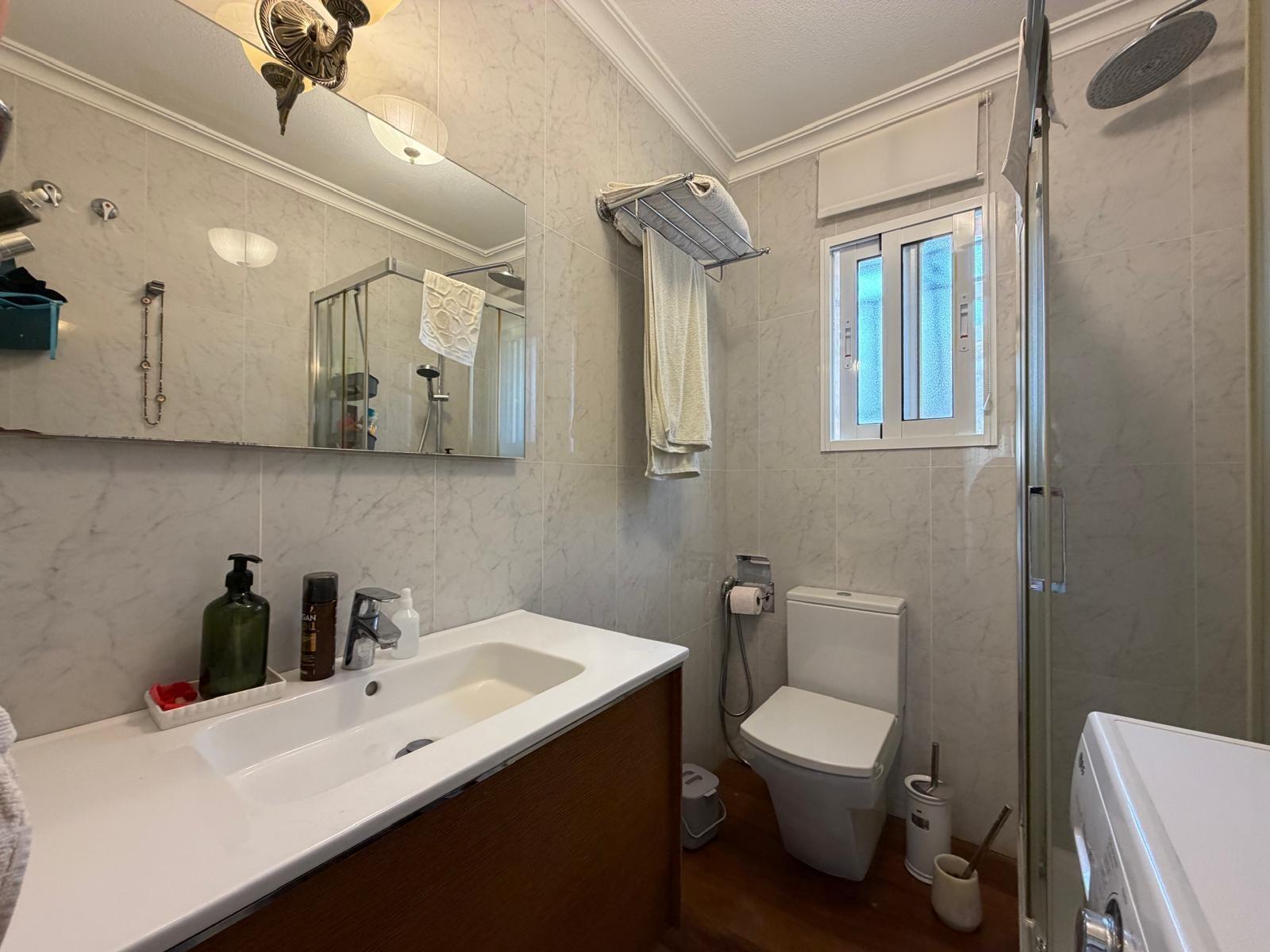 Exclusiva Villa en Orihuela Costa: Vida Mediterránea Soñada, Villa independiente de 4 dorm. en Lomas de Don Juan, Orihuela Costa. Cerca de playas, con piscina, terrazas y parking. Amueblada, lista para vivir el sueño medi