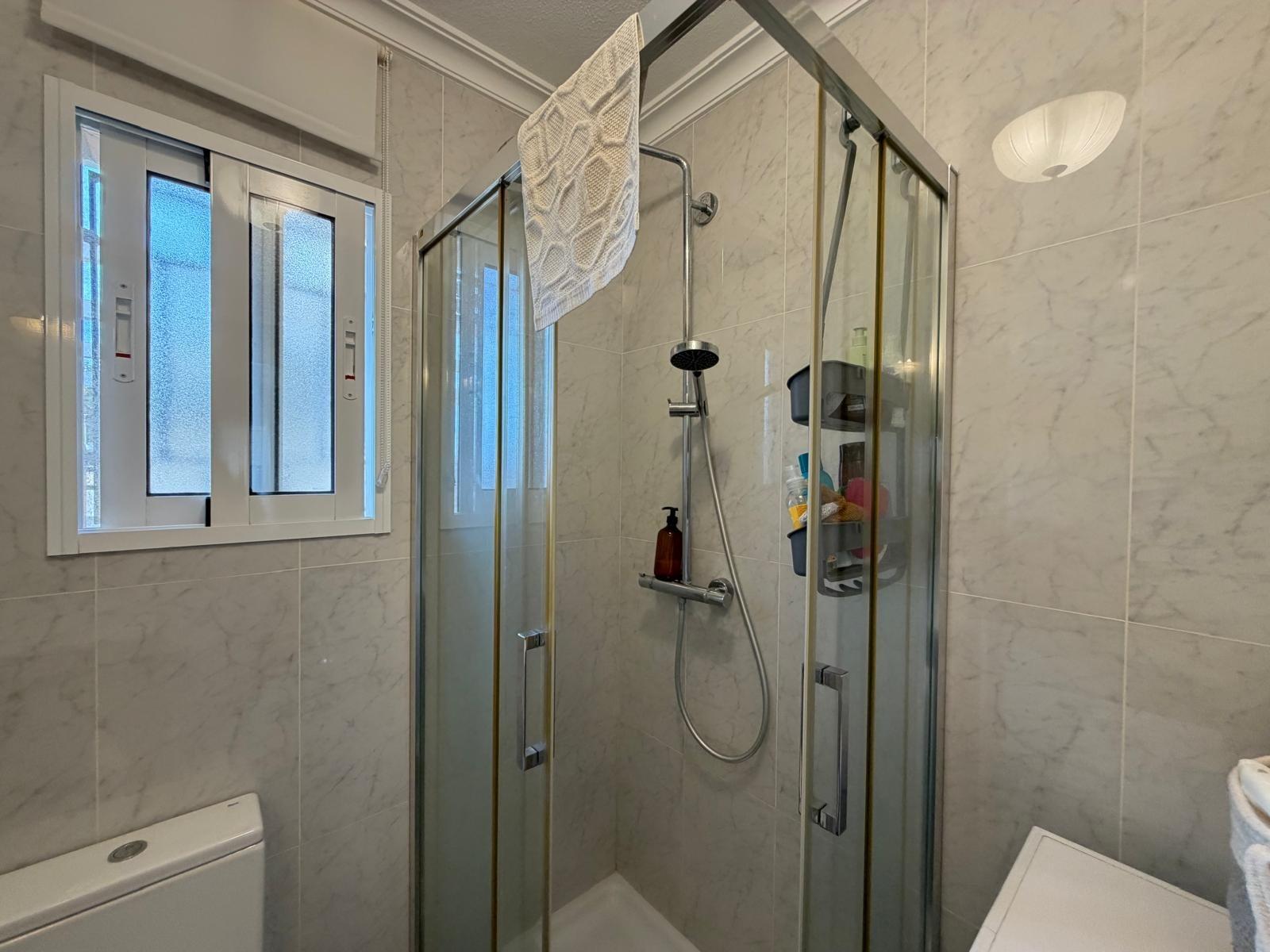 Exclusiva Villa en Orihuela Costa: Vida Mediterránea Soñada, Villa independiente de 4 dorm. en Lomas de Don Juan, Orihuela Costa. Cerca de playas, con piscina, terrazas y parking. Amueblada, lista para vivir el sueño medi