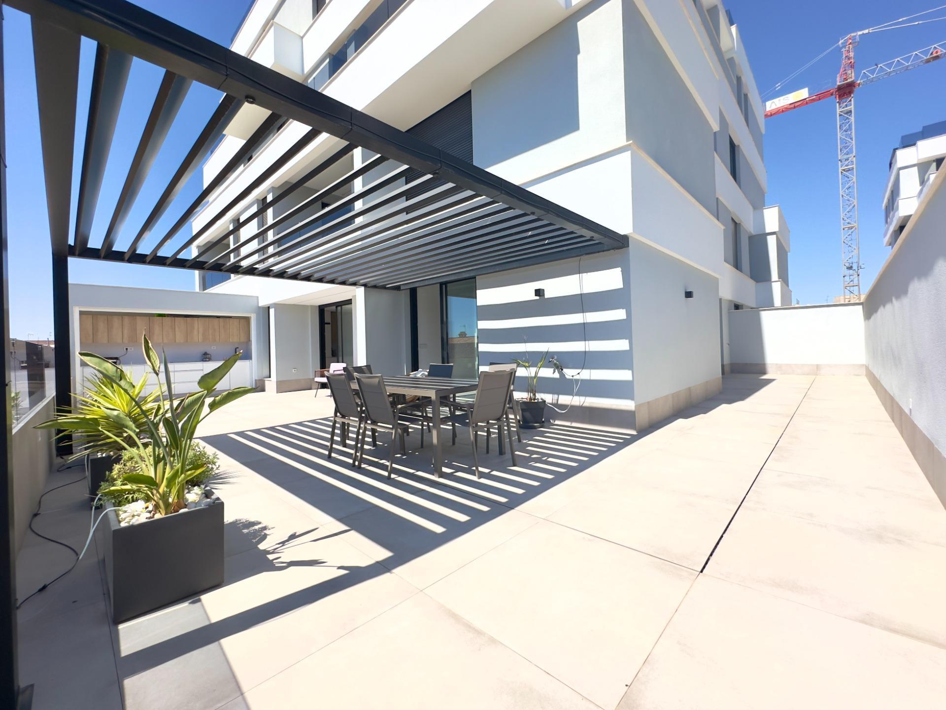 Lujo Costero: Apartamento Nuevo con Gran Terraza en San Pedro, Lujo y confort en San Pedro del Pinatar, Murcia. Apartamento de obra nueva con 3 dorm, 2 baños, terraza de 92m², piscina, gimnasio y garaje. ¡Vive la Costa Cáli