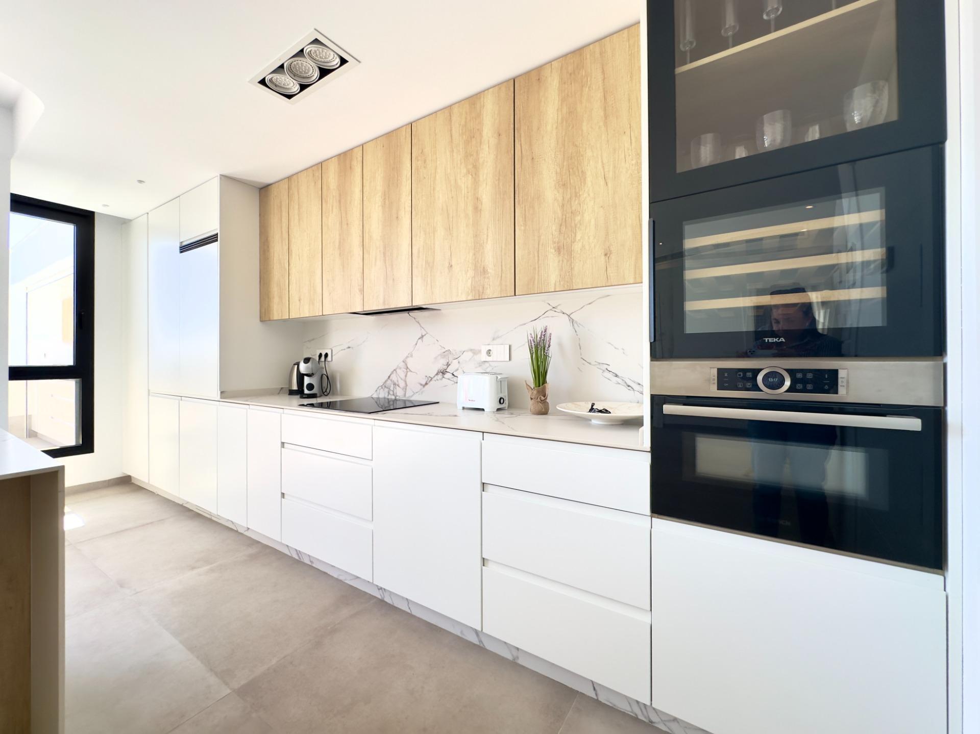 Lujo Costero: Apartamento Nuevo con Gran Terraza en San Pedro, Lujo y confort en San Pedro del Pinatar, Murcia. Apartamento de obra nueva con 3 dorm, 2 baños, terraza de 92m², piscina, gimnasio y garaje. ¡Vive la Costa Cáli