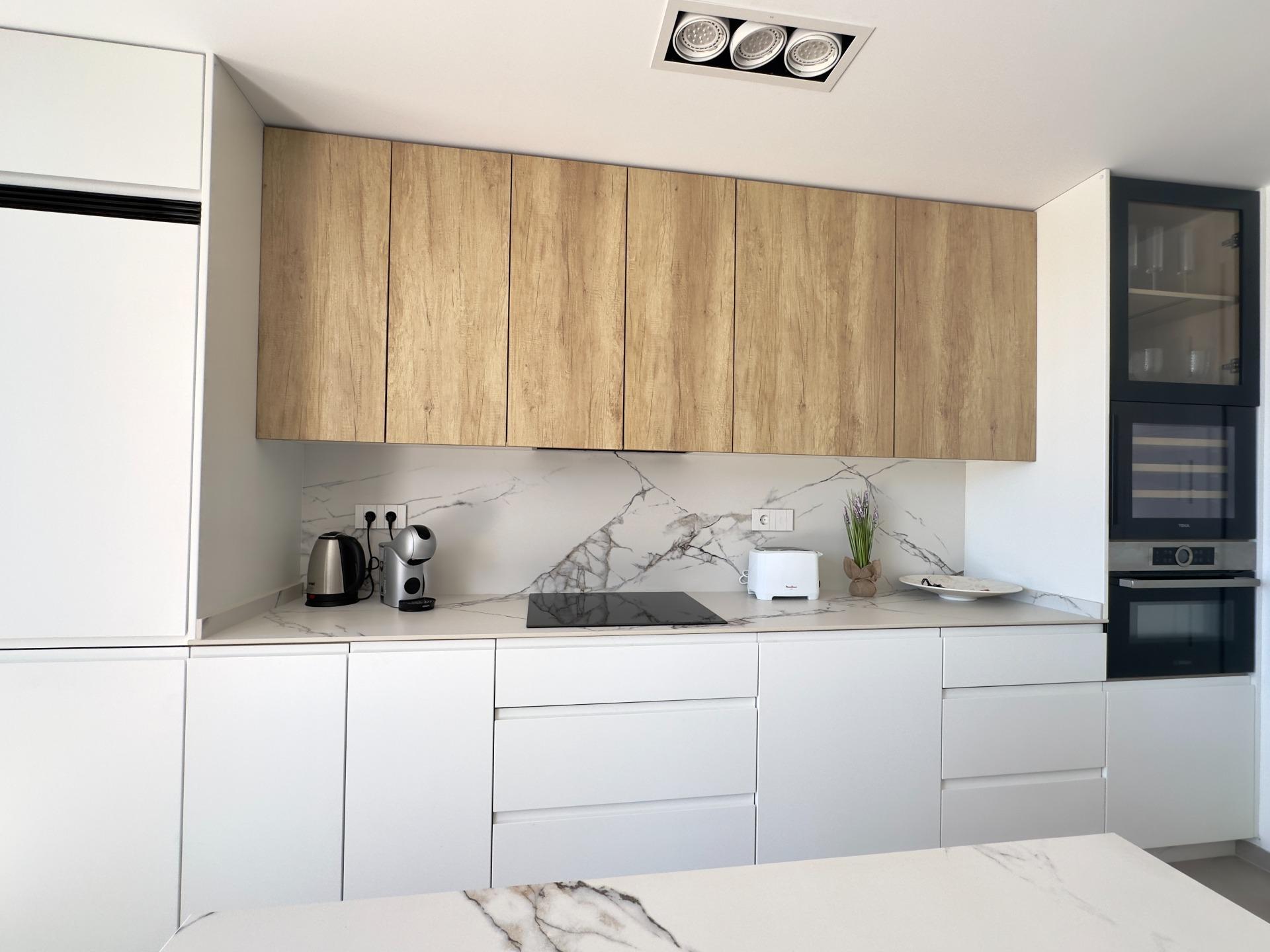 Lujo Costero: Apartamento Nuevo con Gran Terraza en San Pedro, Lujo y confort en San Pedro del Pinatar, Murcia. Apartamento de obra nueva con 3 dorm, 2 baños, terraza de 92m², piscina, gimnasio y garaje. ¡Vive la Costa Cáli