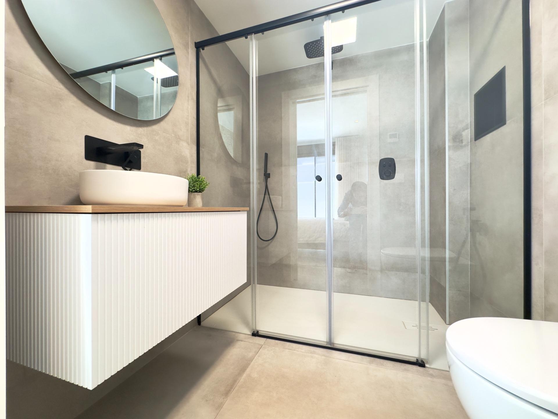 Lujo Costero: Apartamento Nuevo con Gran Terraza en San Pedro, Lujo y confort en San Pedro del Pinatar, Murcia. Apartamento de obra nueva con 3 dorm, 2 baños, terraza de 92m², piscina, gimnasio y garaje. ¡Vive la Costa Cáli