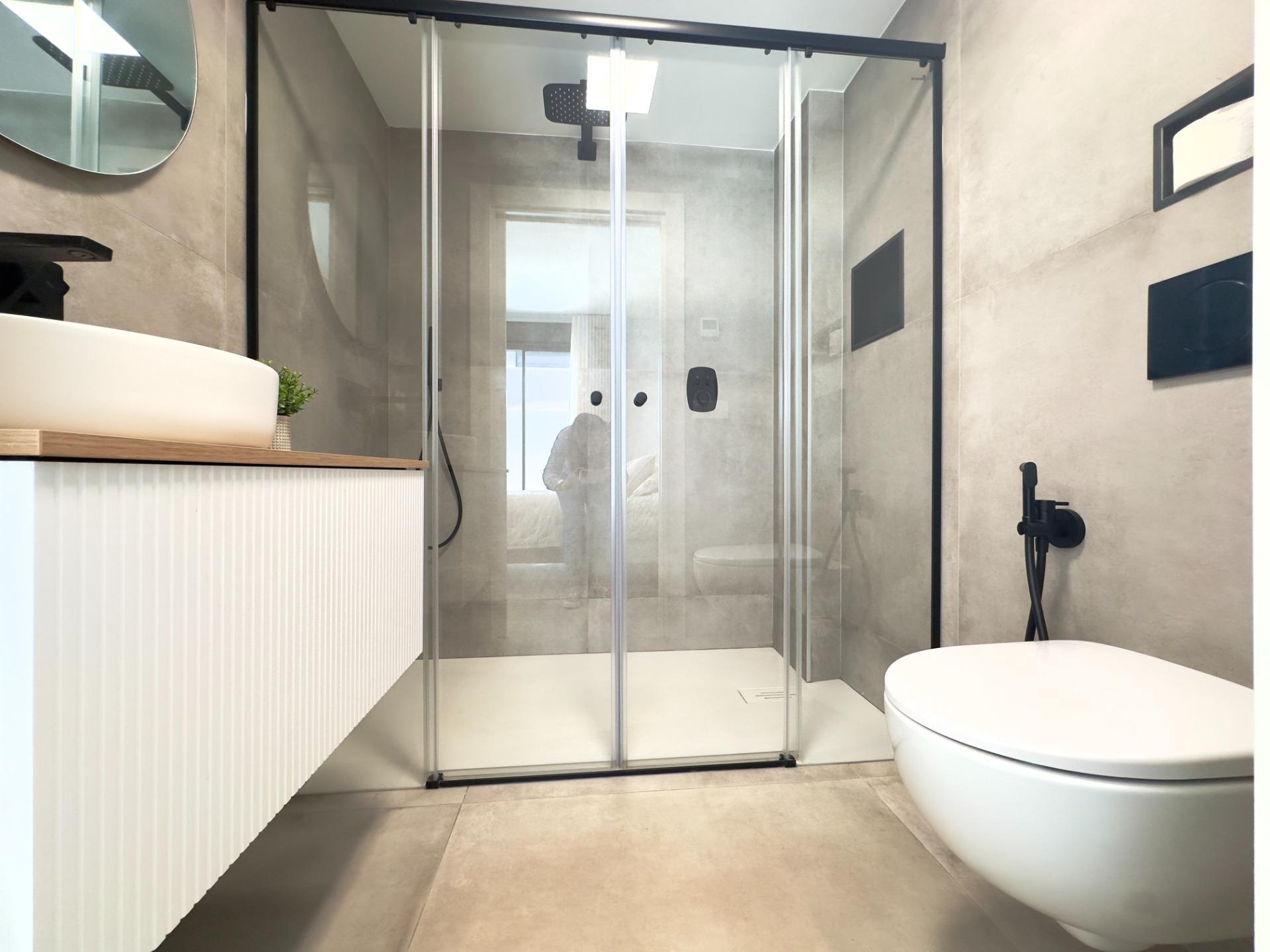 Lujo Costero: Apartamento Nuevo con Gran Terraza en San Pedro, Lujo y confort en San Pedro del Pinatar, Murcia. Apartamento de obra nueva con 3 dorm, 2 baños, terraza de 92m², piscina, gimnasio y garaje. ¡Vive la Costa Cáli