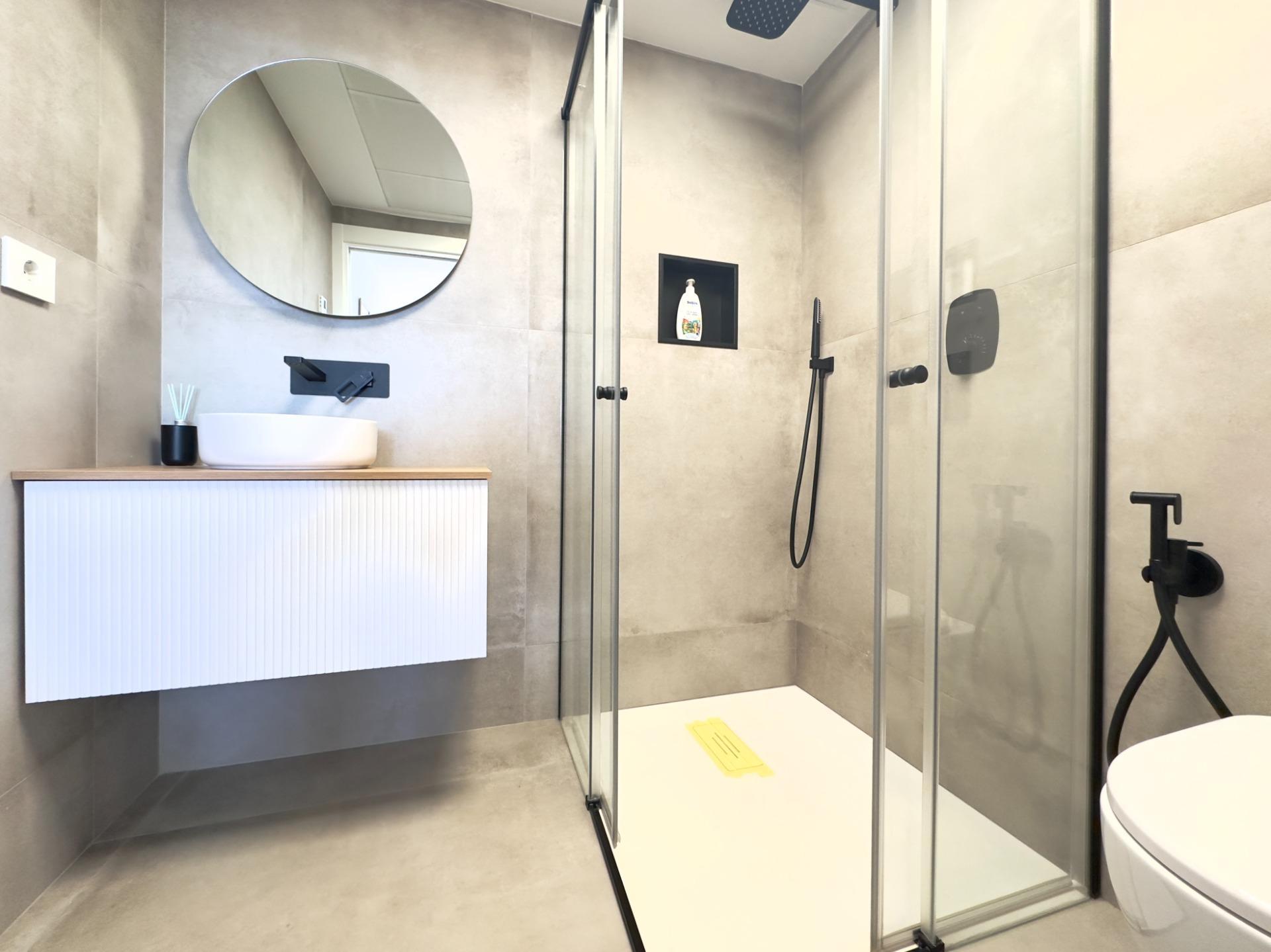 Lujo Costero: Apartamento Nuevo con Gran Terraza en San Pedro, Lujo y confort en San Pedro del Pinatar, Murcia. Apartamento de obra nueva con 3 dorm, 2 baños, terraza de 92m², piscina, gimnasio y garaje. ¡Vive la Costa Cáli