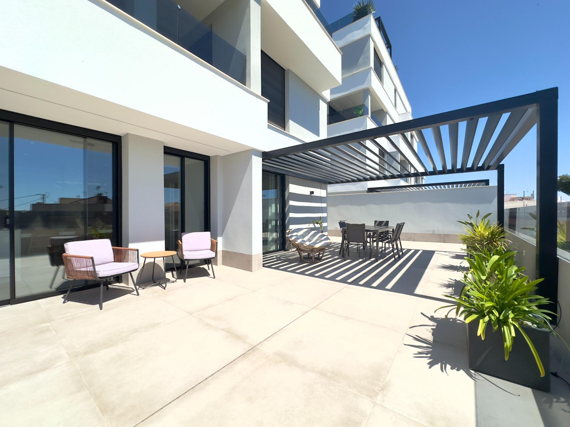 Lujo Costero: Apartamento Nuevo con Gran Terraza en San Pedro, Lujo y confort en San Pedro del Pinatar, Murcia. Apartamento de obra nueva con 3 dorm, 2 baños, terraza de 92m², piscina, gimnasio y garaje. ¡Vive la Costa Cáli