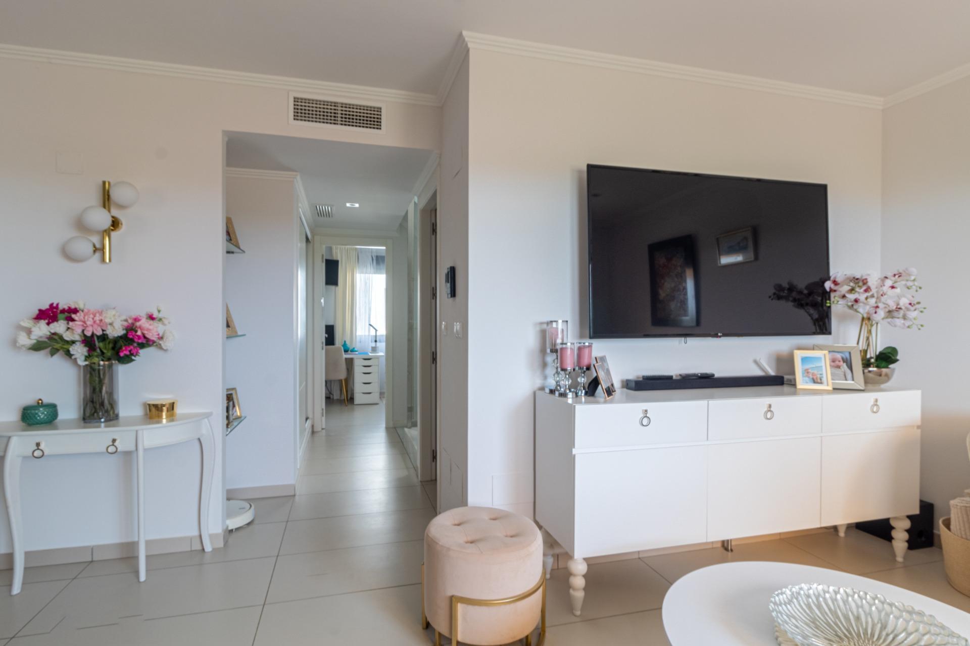 Adosado Moderno en Orihuela Costa: Lujo, Sol y Piscina., Adosado de lujo en Lomas de Cabo Roig, Orihuela Costa. 3 dorm., 2 baños, terraza con vistas al mar, piscina y garaje. Amueblado, placas solares. ¡Vive la Costa