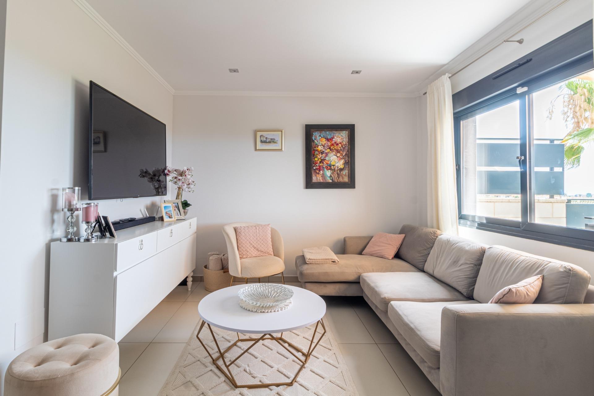 Adosado Moderno en Orihuela Costa: Lujo, Sol y Piscina., Adosado de lujo en Lomas de Cabo Roig, Orihuela Costa. 3 dorm., 2 baños, terraza con vistas al mar, piscina y garaje. Amueblado, placas solares. ¡Vive la Costa