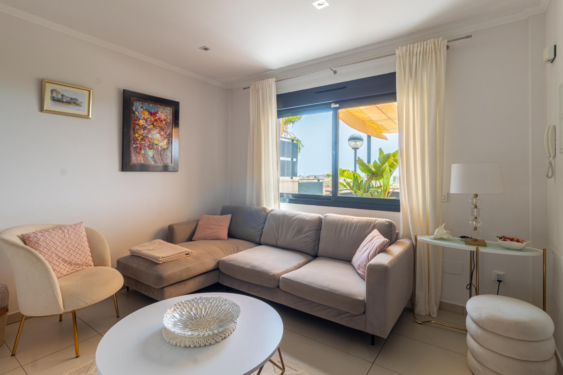 Adosado Moderno en Orihuela Costa: Lujo, Sol y Piscina., Adosado de lujo en Lomas de Cabo Roig, Orihuela Costa. 3 dorm., 2 baños, terraza con vistas al mar, piscina y garaje. Amueblado, placas solares. ¡Vive la Costa