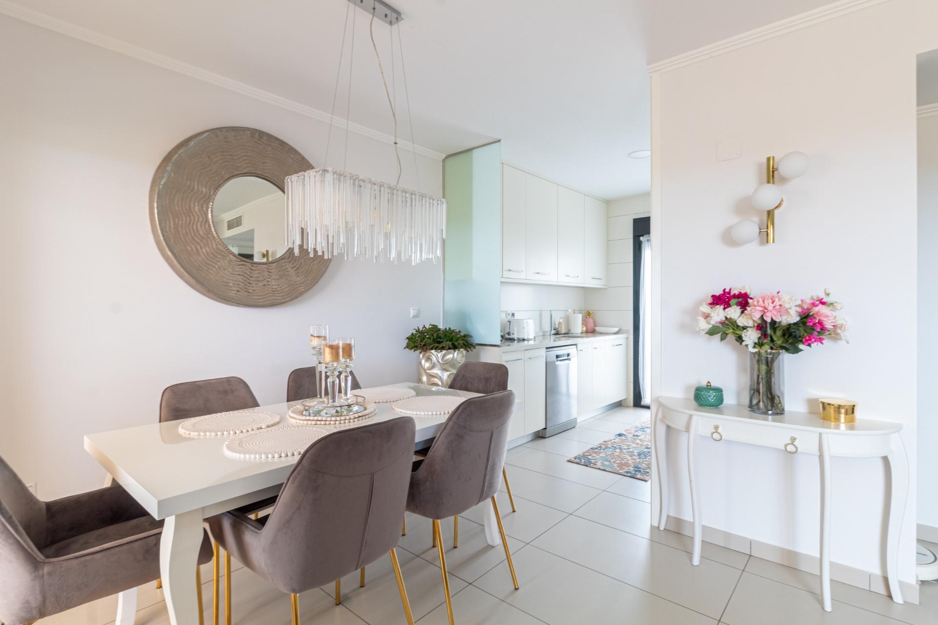 Adosado Moderno en Orihuela Costa: Lujo, Sol y Piscina., Adosado de lujo en Lomas de Cabo Roig, Orihuela Costa. 3 dorm., 2 baños, terraza con vistas al mar, piscina y garaje. Amueblado, placas solares. ¡Vive la Costa