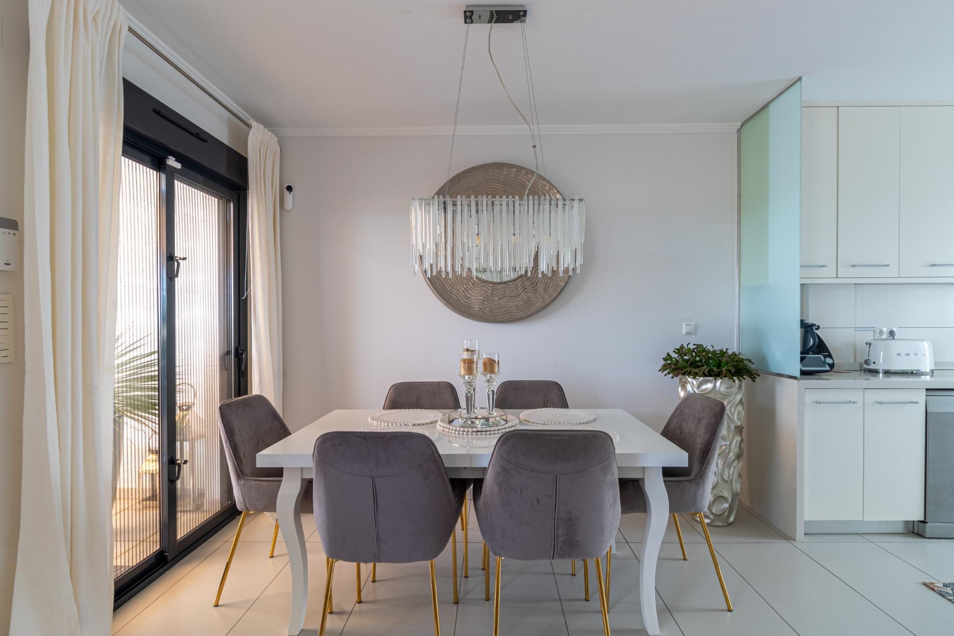 Adosado Moderno en Orihuela Costa: Lujo, Sol y Piscina., Adosado de lujo en Lomas de Cabo Roig, Orihuela Costa. 3 dorm., 2 baños, terraza con vistas al mar, piscina y garaje. Amueblado, placas solares. ¡Vive la Costa