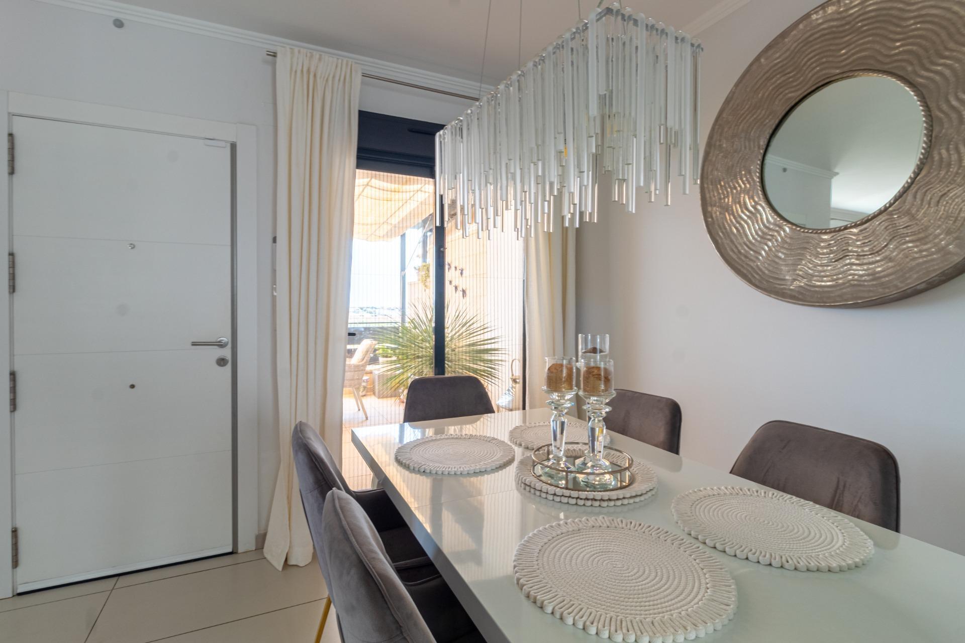 Adosado Moderno en Orihuela Costa: Lujo, Sol y Piscina., Adosado de lujo en Lomas de Cabo Roig, Orihuela Costa. 3 dorm., 2 baños, terraza con vistas al mar, piscina y garaje. Amueblado, placas solares. ¡Vive la Costa