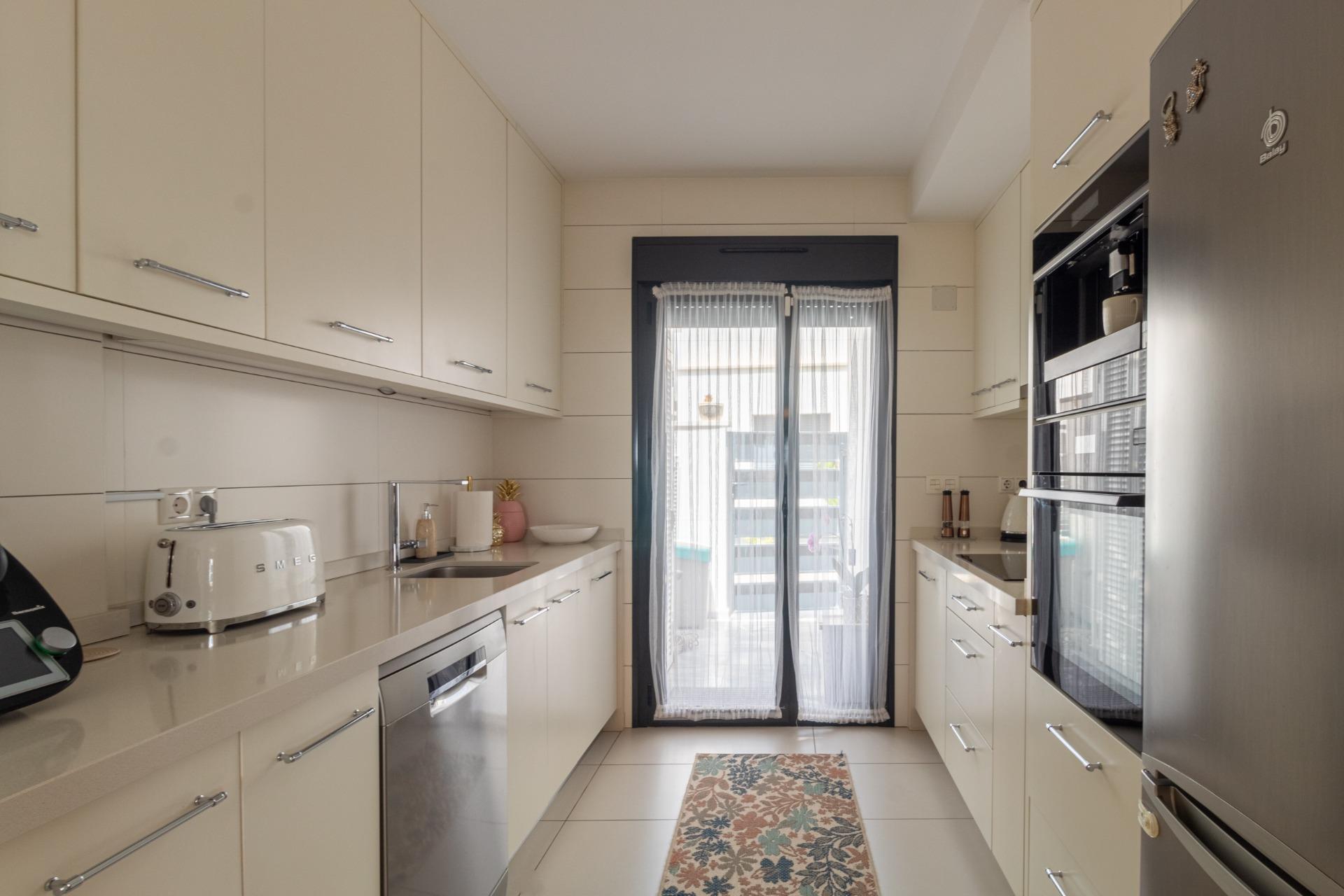 Adosado Moderno en Orihuela Costa: Lujo, Sol y Piscina., Adosado de lujo en Lomas de Cabo Roig, Orihuela Costa. 3 dorm., 2 baños, terraza con vistas al mar, piscina y garaje. Amueblado, placas solares. ¡Vive la Costa