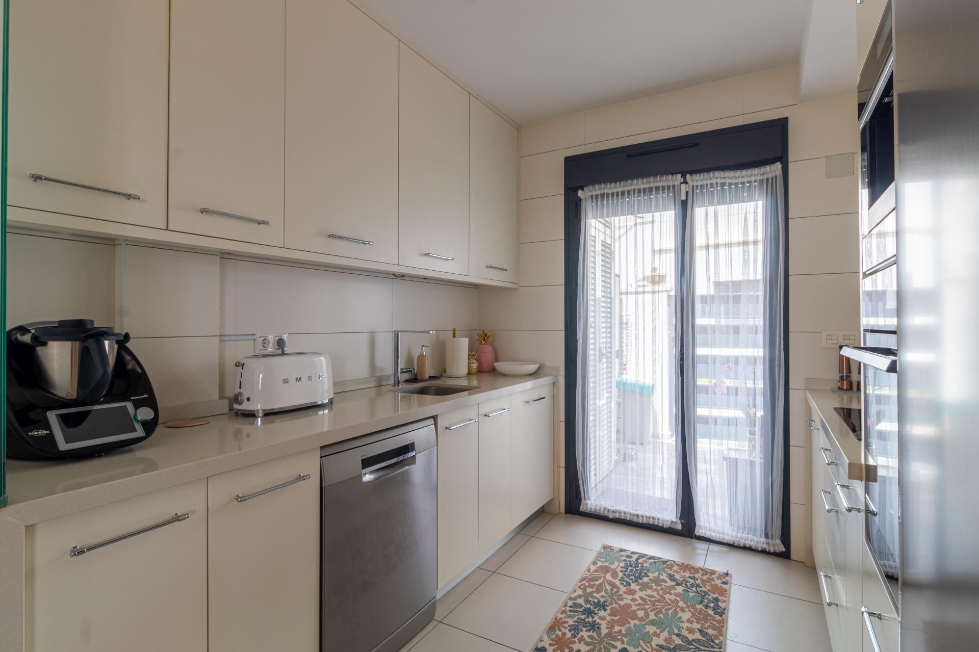 Adosado Moderno en Orihuela Costa: Lujo, Sol y Piscina., Adosado de lujo en Lomas de Cabo Roig, Orihuela Costa. 3 dorm., 2 baños, terraza con vistas al mar, piscina y garaje. Amueblado, placas solares. ¡Vive la Costa