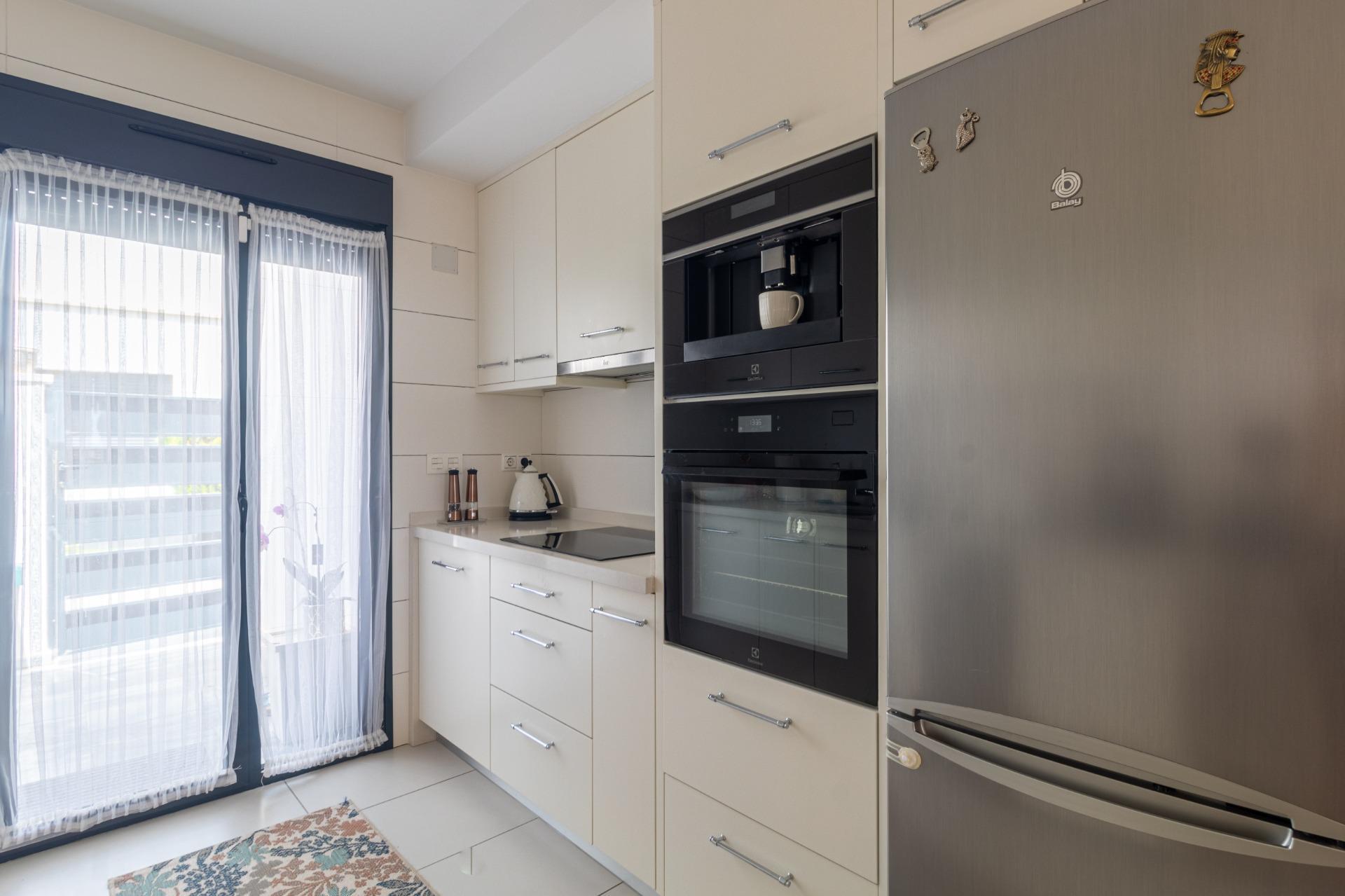 Adosado Moderno en Orihuela Costa: Lujo, Sol y Piscina., Adosado de lujo en Lomas de Cabo Roig, Orihuela Costa. 3 dorm., 2 baños, terraza con vistas al mar, piscina y garaje. Amueblado, placas solares. ¡Vive la Costa