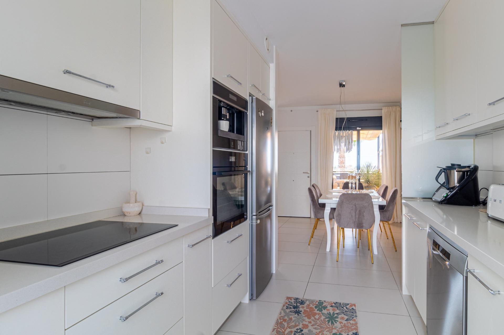 Adosado Moderno en Orihuela Costa: Lujo, Sol y Piscina., Adosado de lujo en Lomas de Cabo Roig, Orihuela Costa. 3 dorm., 2 baños, terraza con vistas al mar, piscina y garaje. Amueblado, placas solares. ¡Vive la Costa