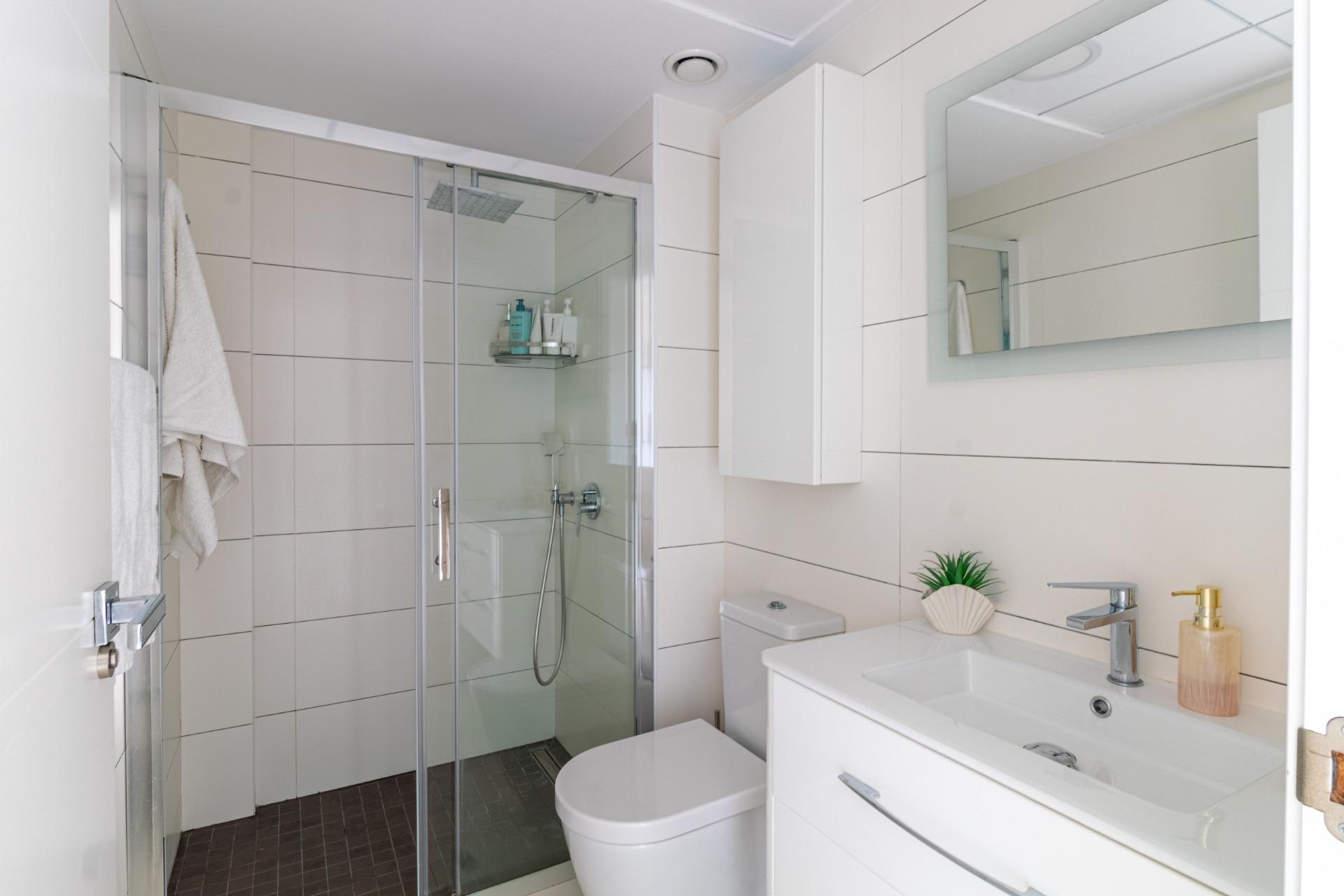 Adosado Moderno en Orihuela Costa: Lujo, Sol y Piscina., Adosado de lujo en Lomas de Cabo Roig, Orihuela Costa. 3 dorm., 2 baños, terraza con vistas al mar, piscina y garaje. Amueblado, placas solares. ¡Vive la Costa